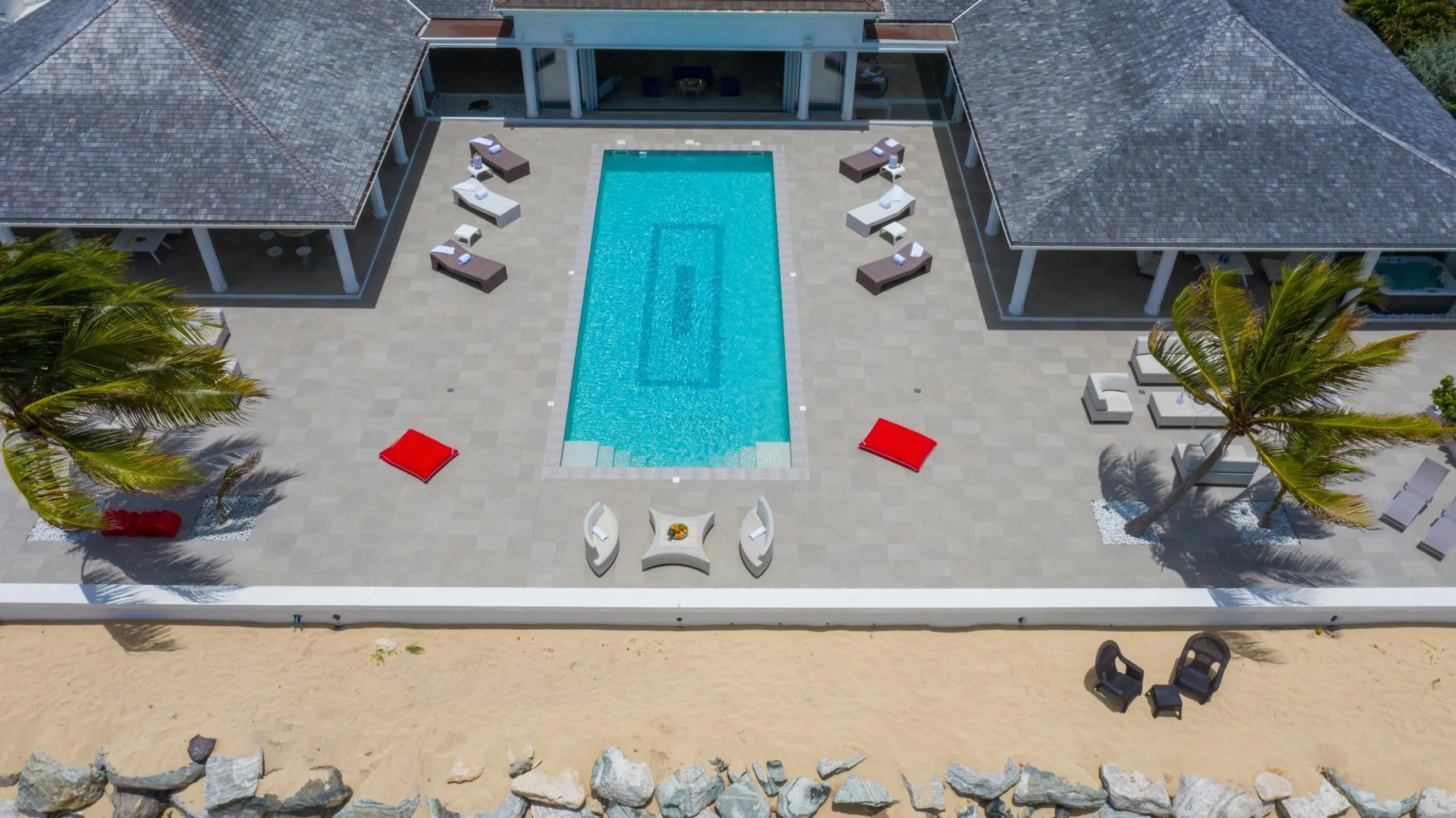 Pristine 5 BR Luxe Oceanfront Escape with Private Pool, Fitness Room and Stunning Views — photograph 6