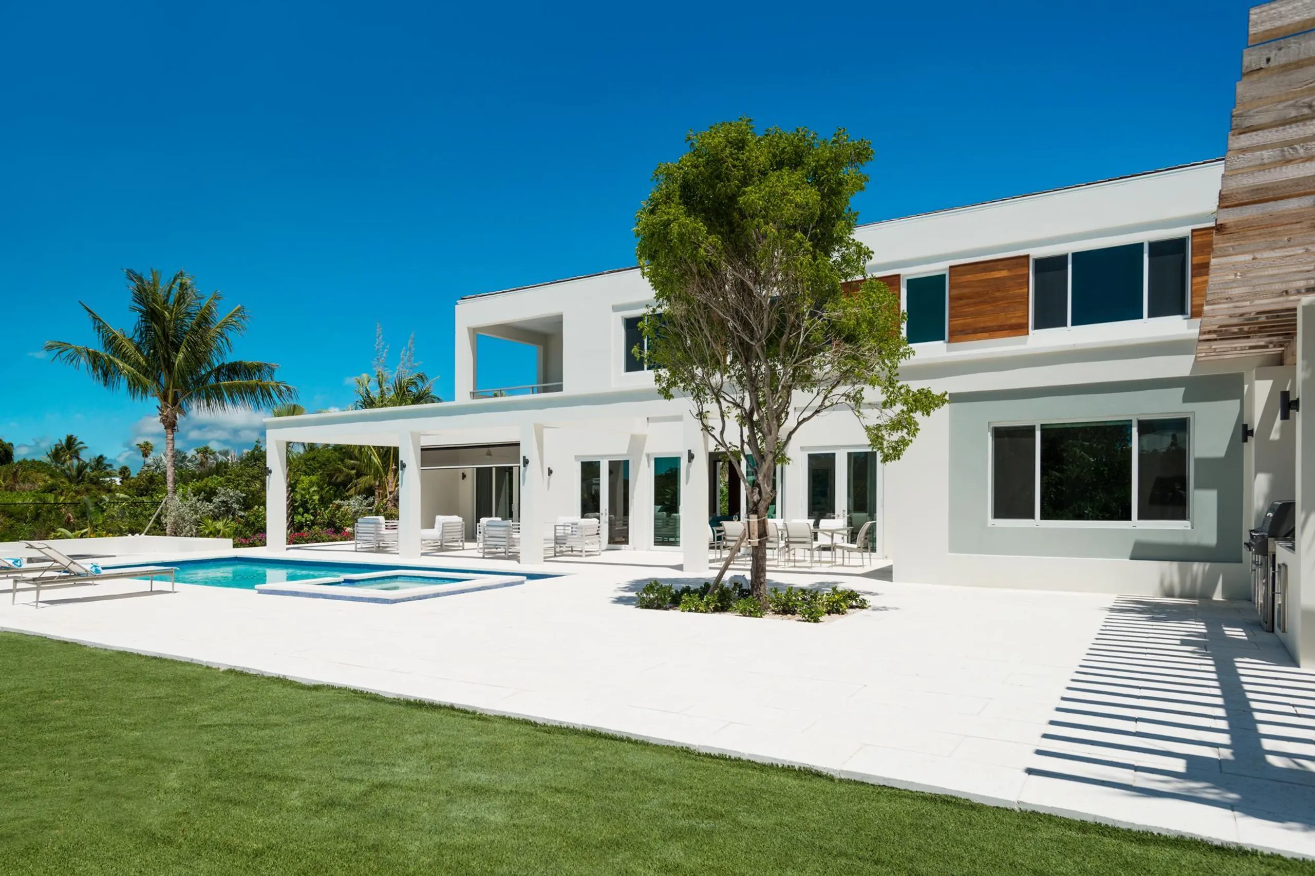 Refined Contemporary Villa with Heavenly Pool and Steps from the Beach — photograph 8