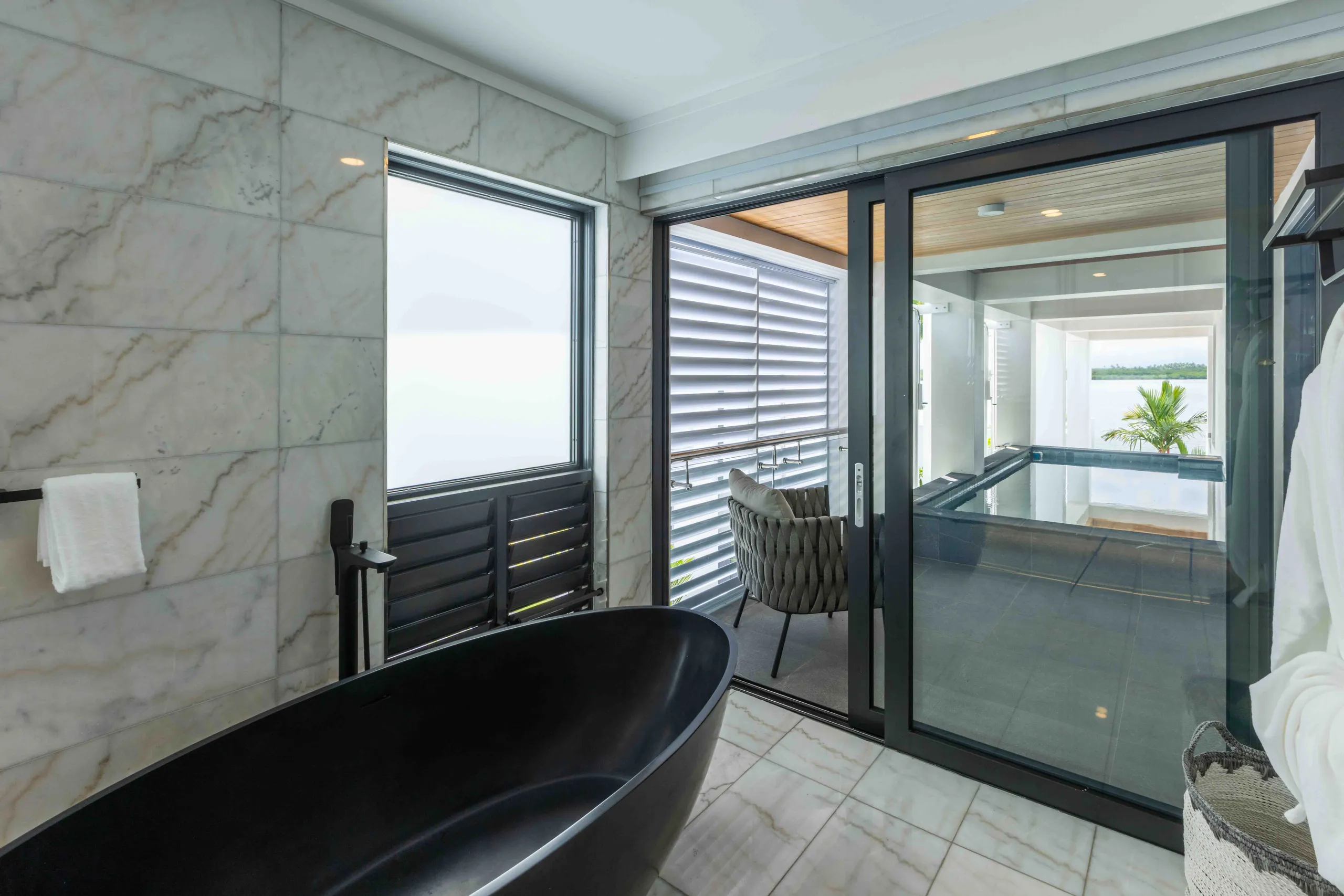Captivating Beachfront Villa with Private Pool and Terrace — photograph 12