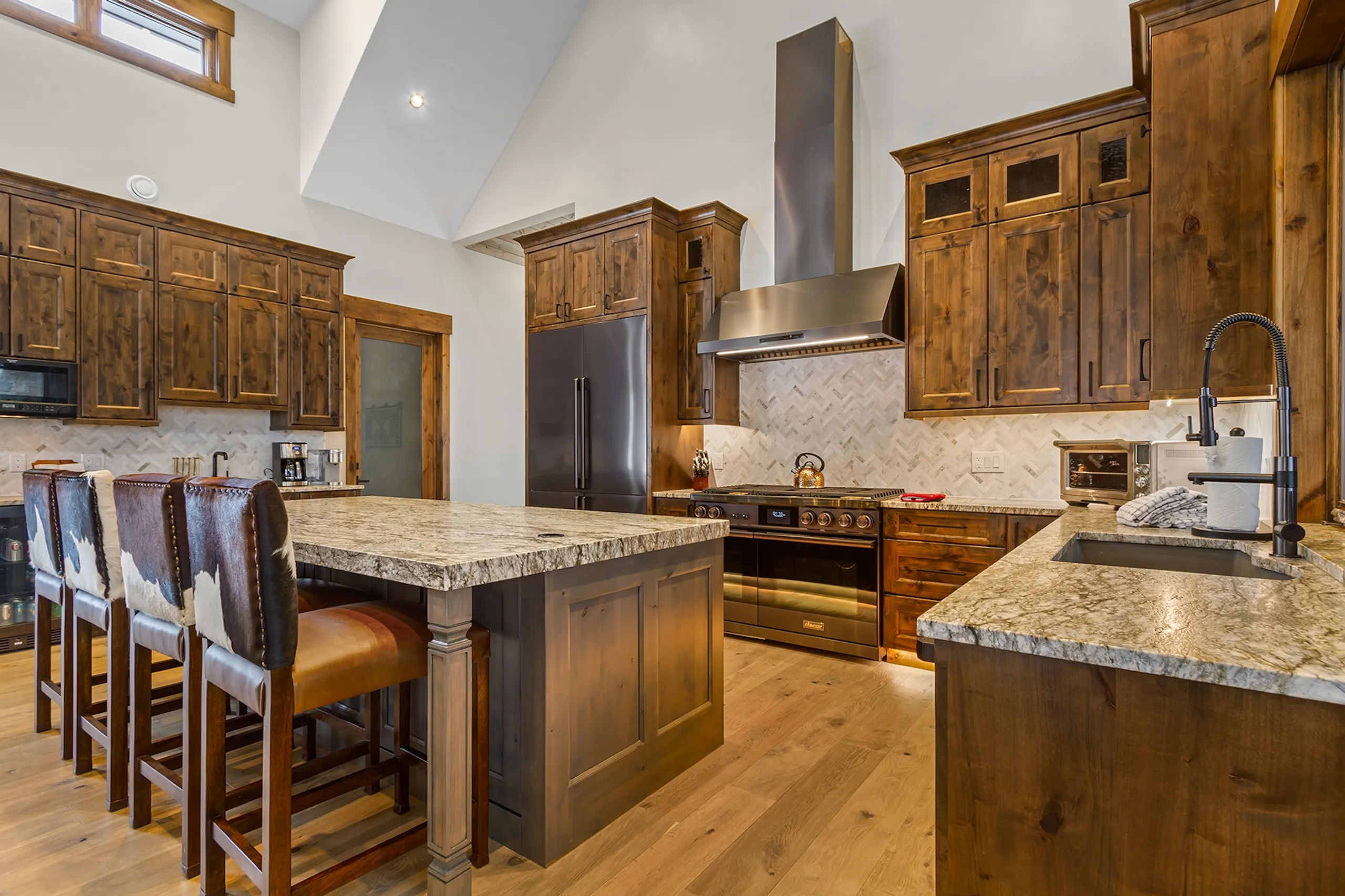 Ultimate Ski-Inspired Villa with Hot Tub, Mountain Views, and Near Ski Slopes — photograph 10