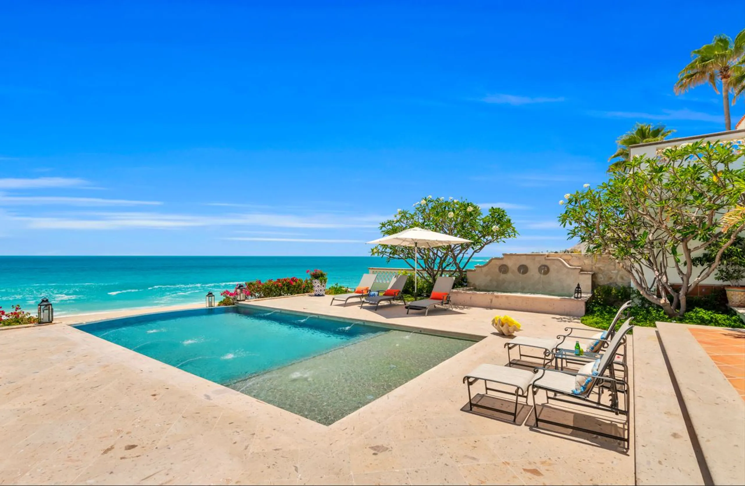 Invigorating Beachfront Villa with Private Infinity Pool, Resort Access and Sea Views — photograph 4
