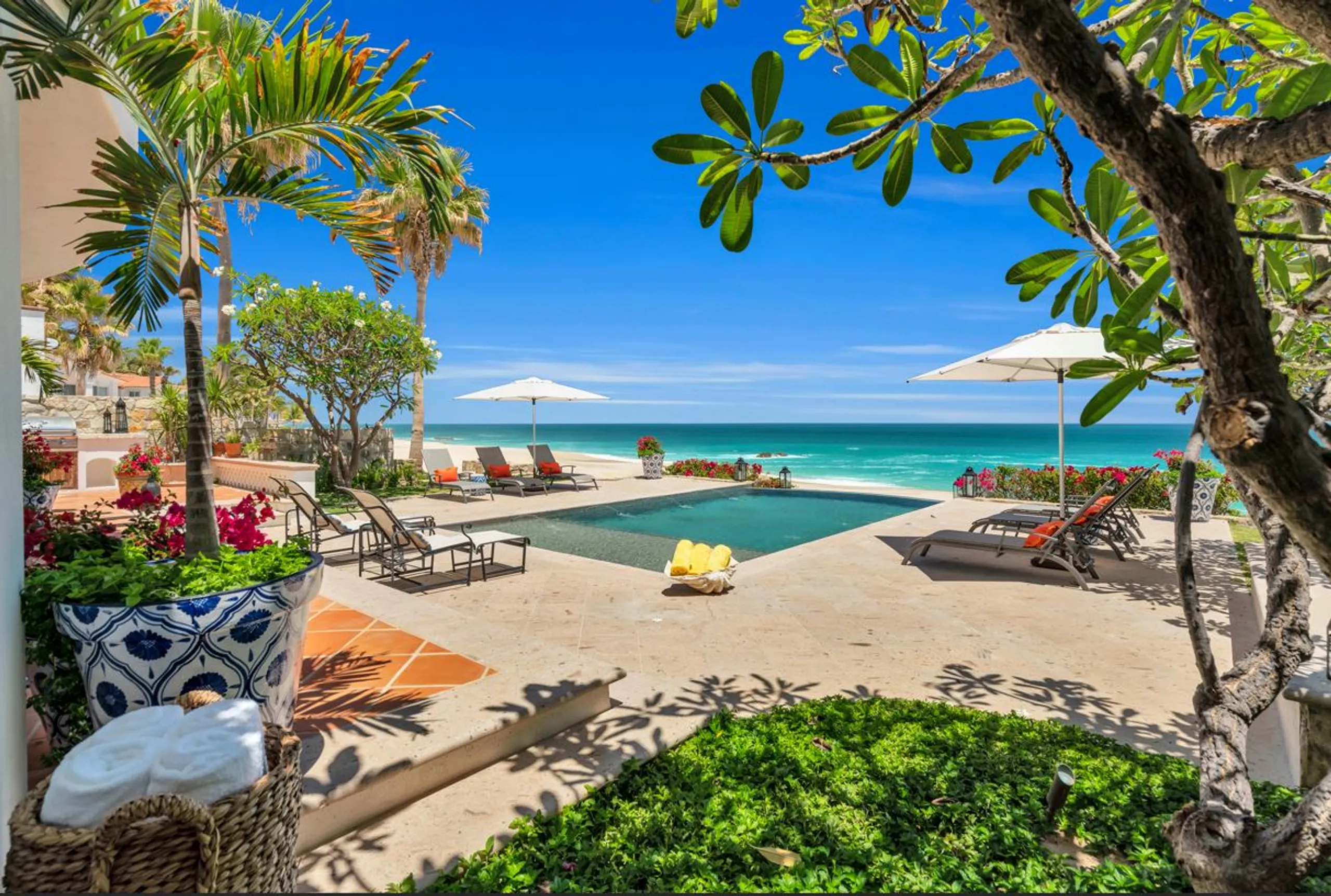 Invigorating Beachfront Villa with Private Infinity Pool, Resort Access and Sea Views — photograph 10