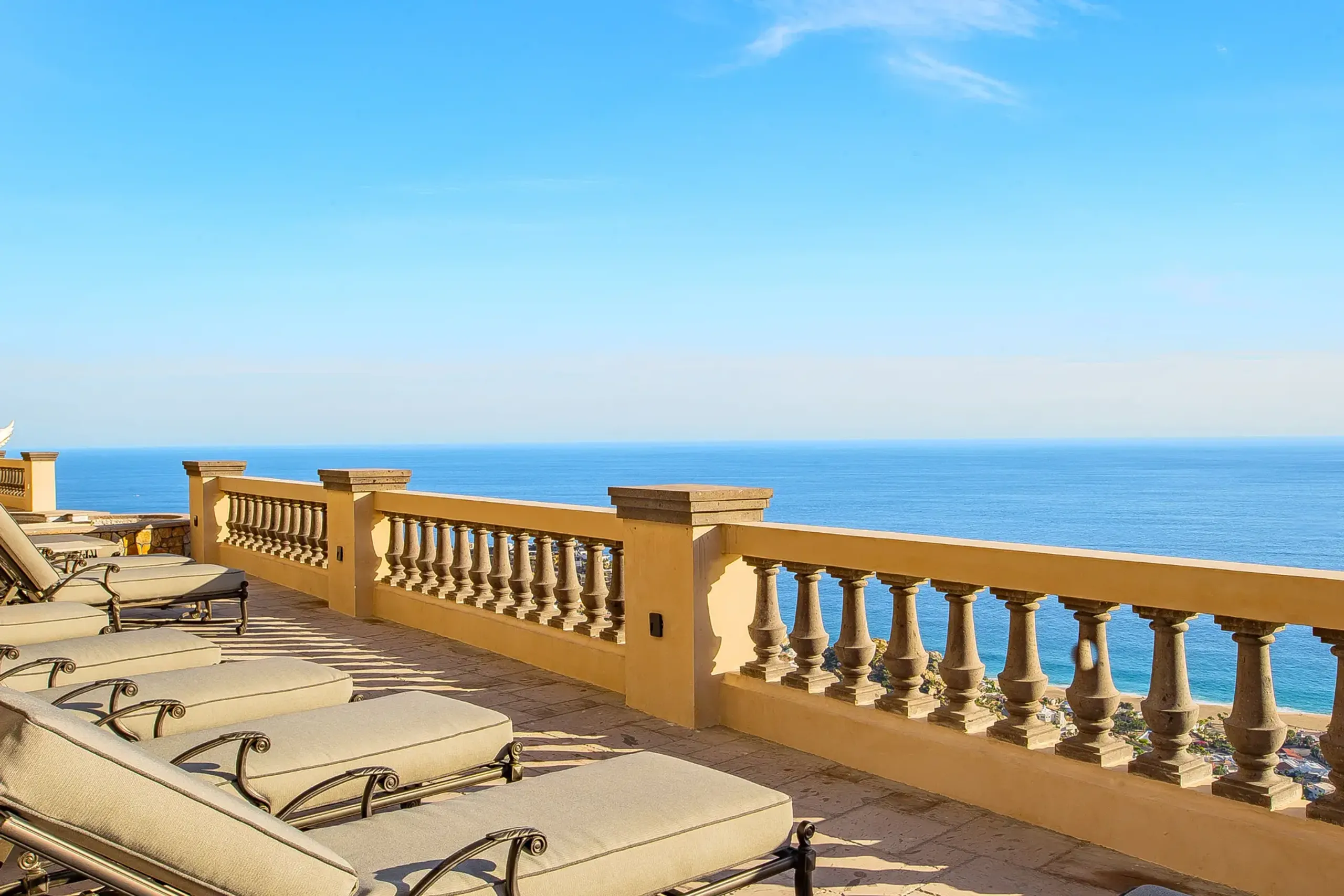Exquisite Hillside Villa in Pedregal with Private Pool and Pacific Ocean Views — photograph 8