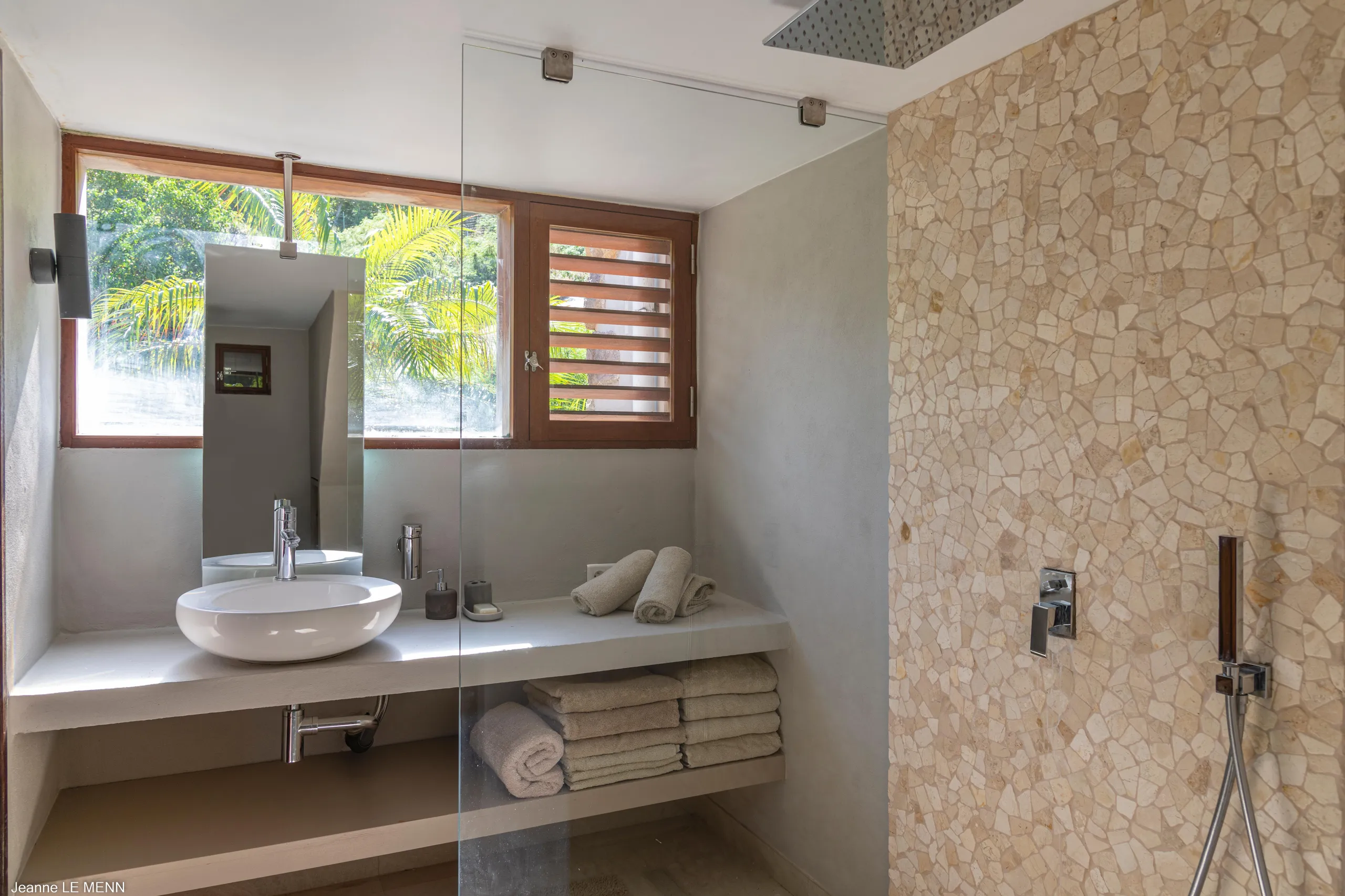 Luxurious Beachside Bungalow with Private Pool and Ocean Views — photograph 12