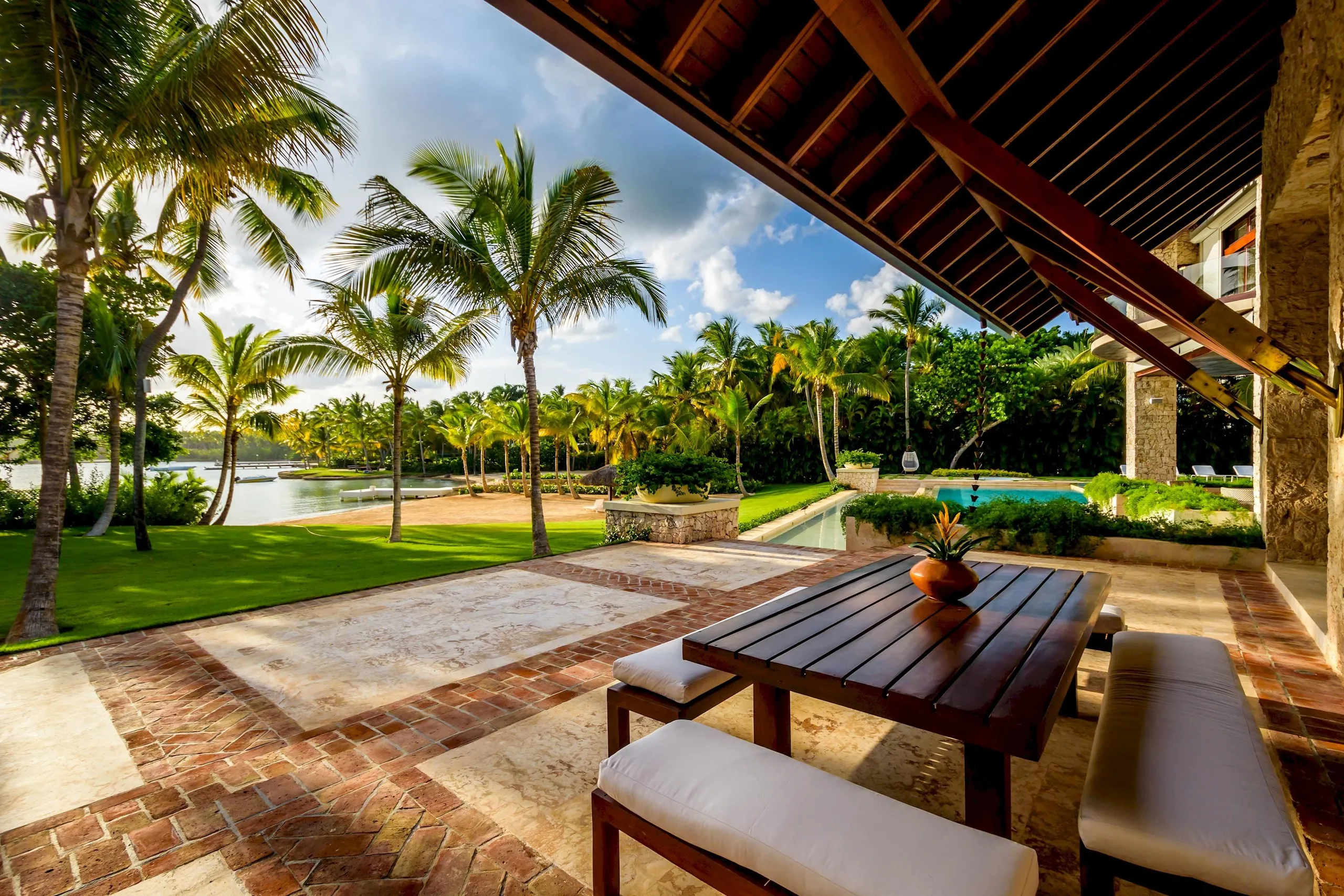 Lavish Seaview Villa with Infinity Pool and Garden Grounds — photograph 4