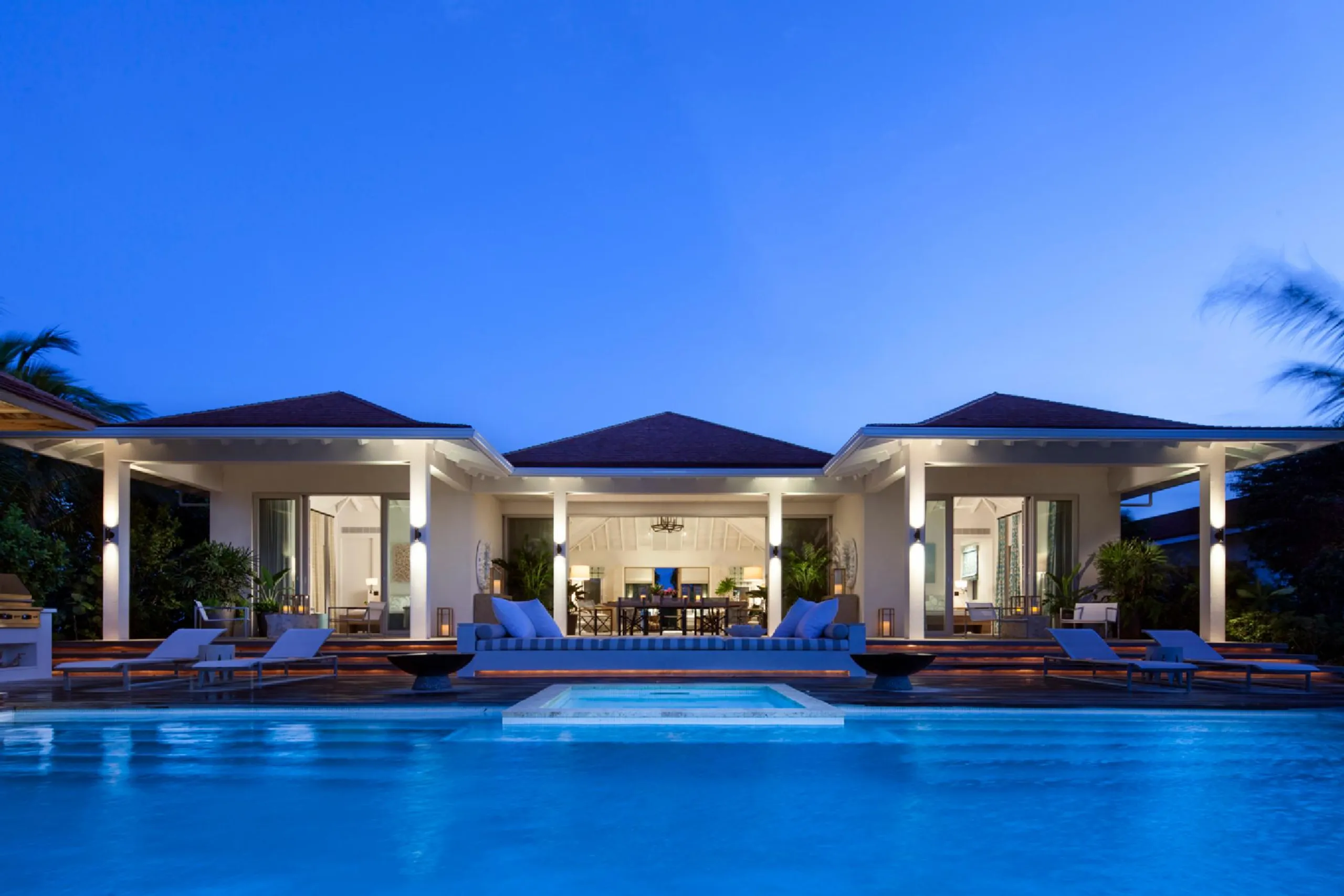 Grace Bay Beachfront Residence with Infinity Pool and Ocean Views — photograph 12
