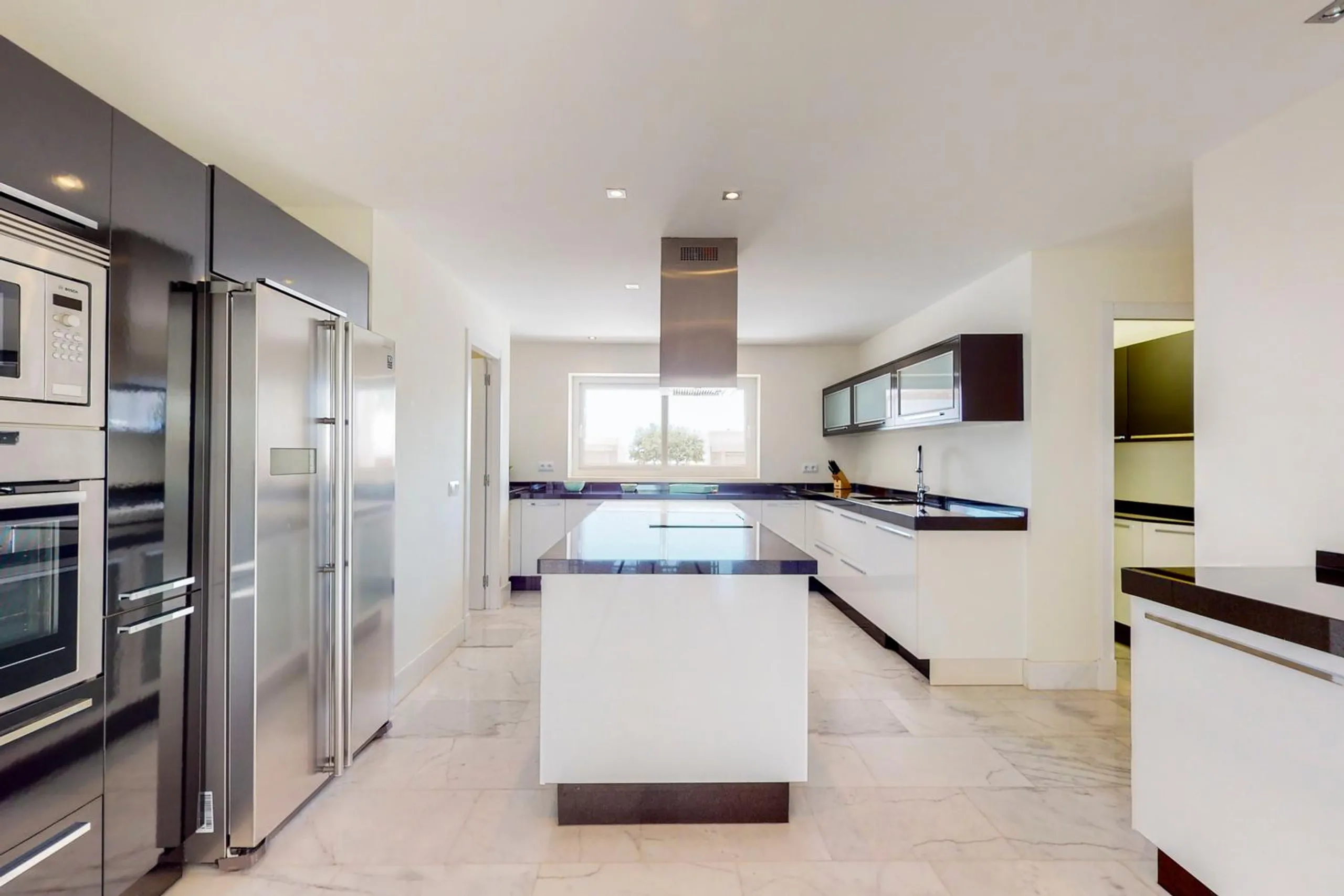 Luxurious 5BR Villa with Private Pool and Breathtaking Sea Views — photograph 7