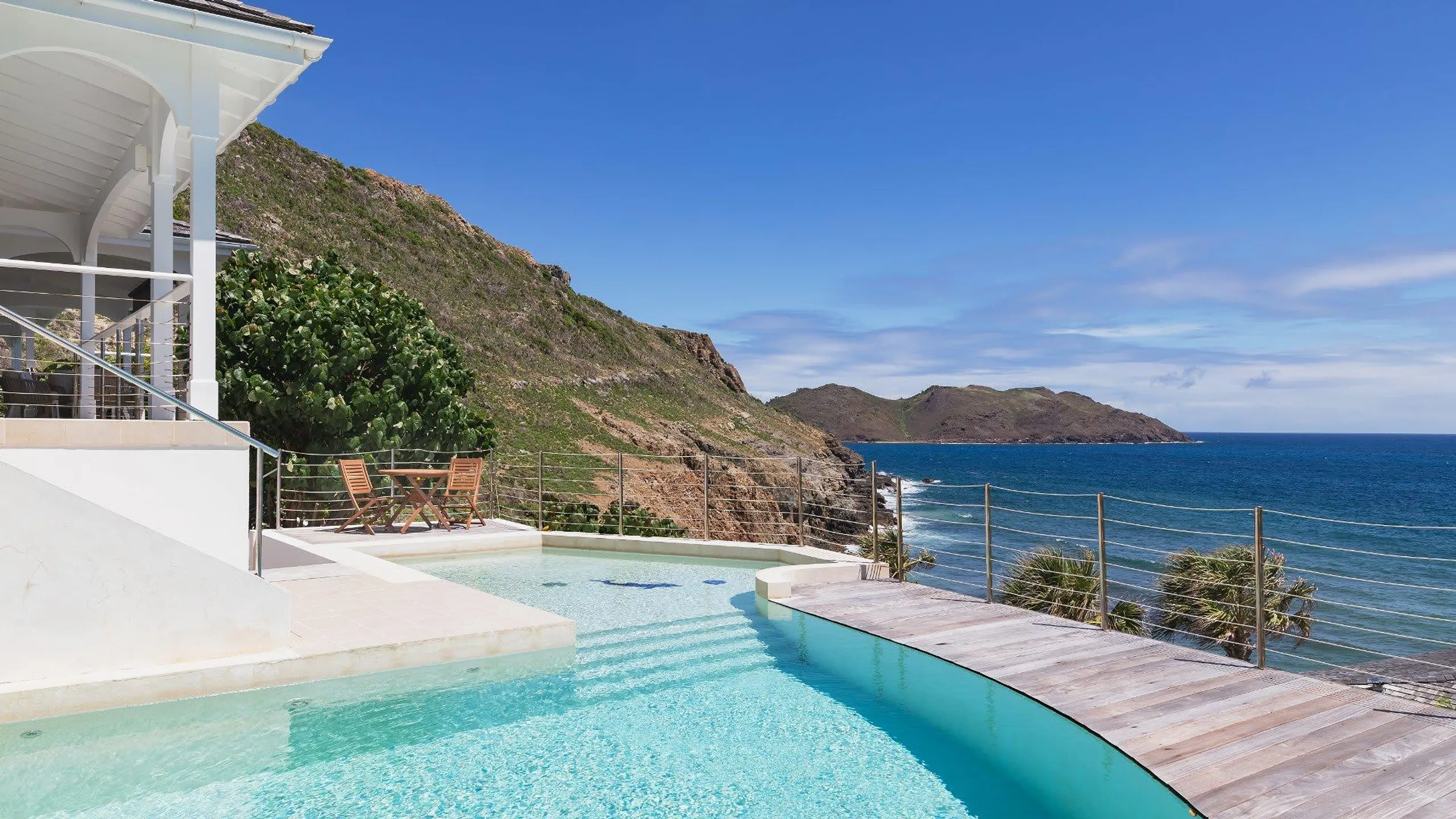 Luxurious Hillside Villa with Pool and Panoramic View — photograph 3