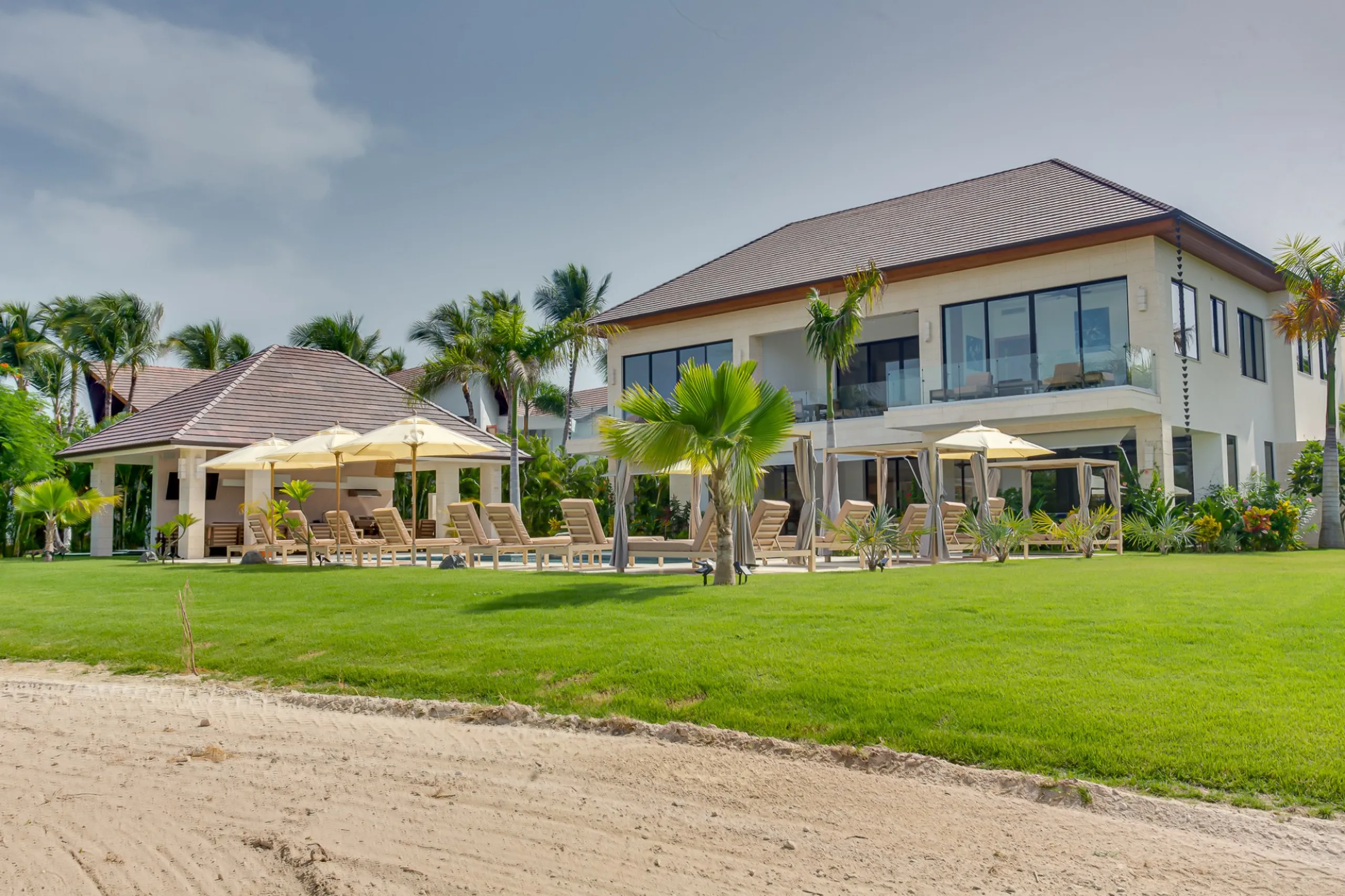 Tropical 7 Bedroom Luxury Villa with Private Pool, and Golf Course Access — photograph 6