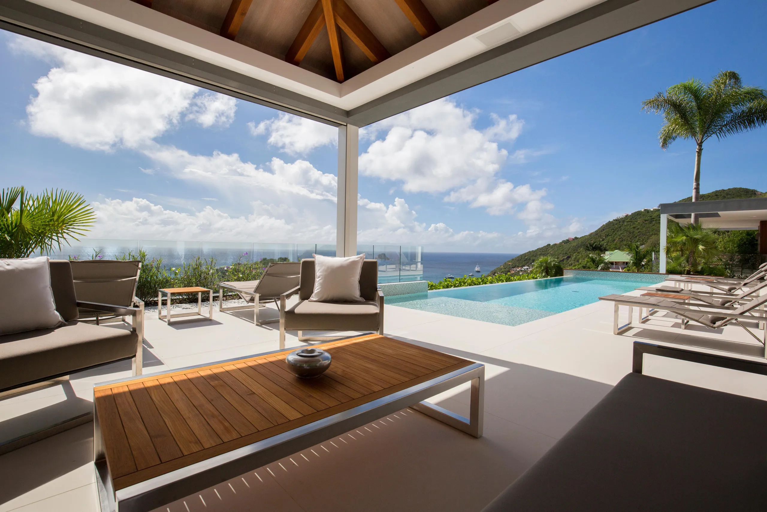Refined Modern Oceanside Villa with Infinity Pool and Fitness Room, Corossol