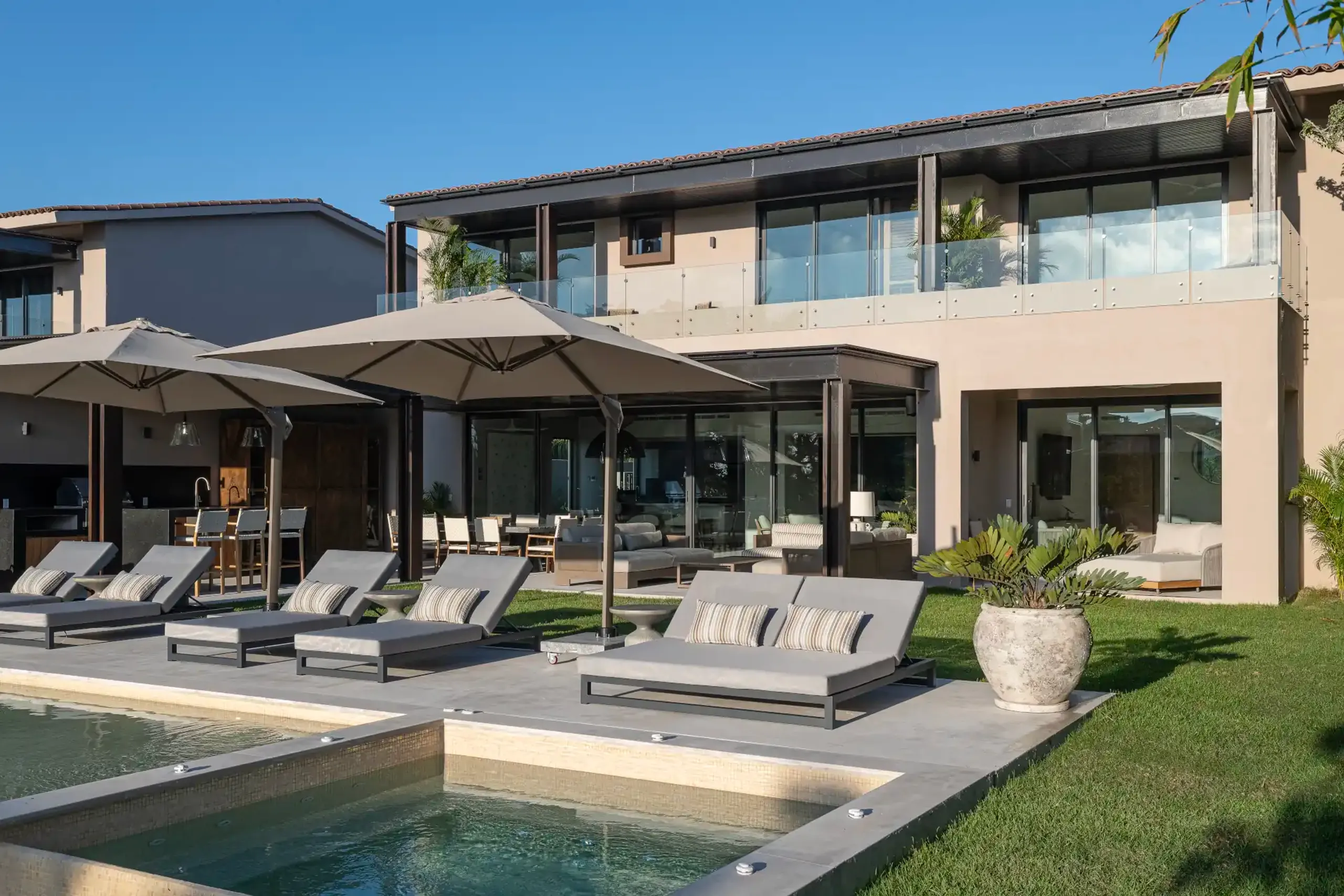 Elegant Porta Fortuna Villa with Private Pool, Jacuzzi & Panoramic Vistas — photograph 5