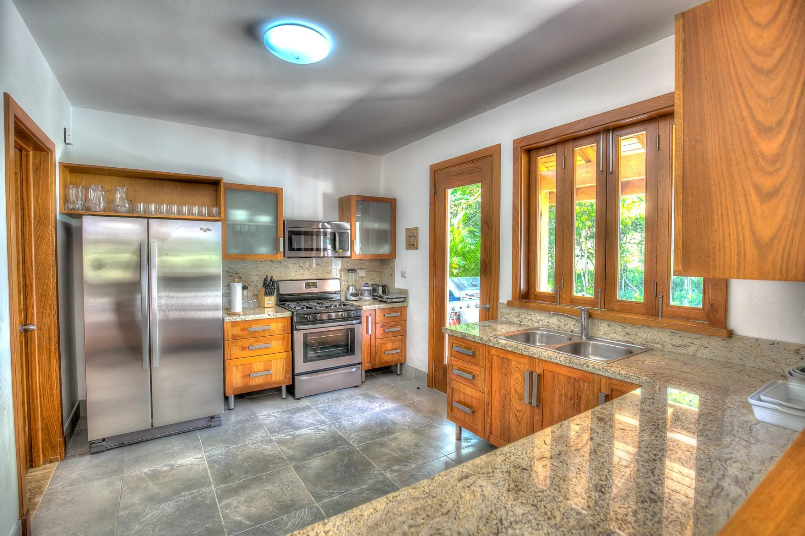 Idyllic Villa with Private Pool Surrounded by Golf Courses and Lush Green Meadows — photograph 9