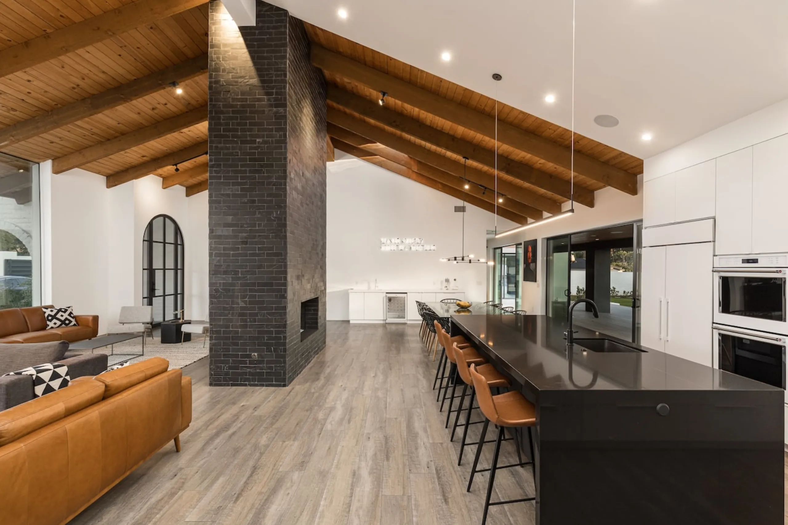 Unparalleled 8,500 Sq. Ft. Phoenix Villa with Private Heated Pool, Spa, Sauna, and Mountain Views — photograph 8