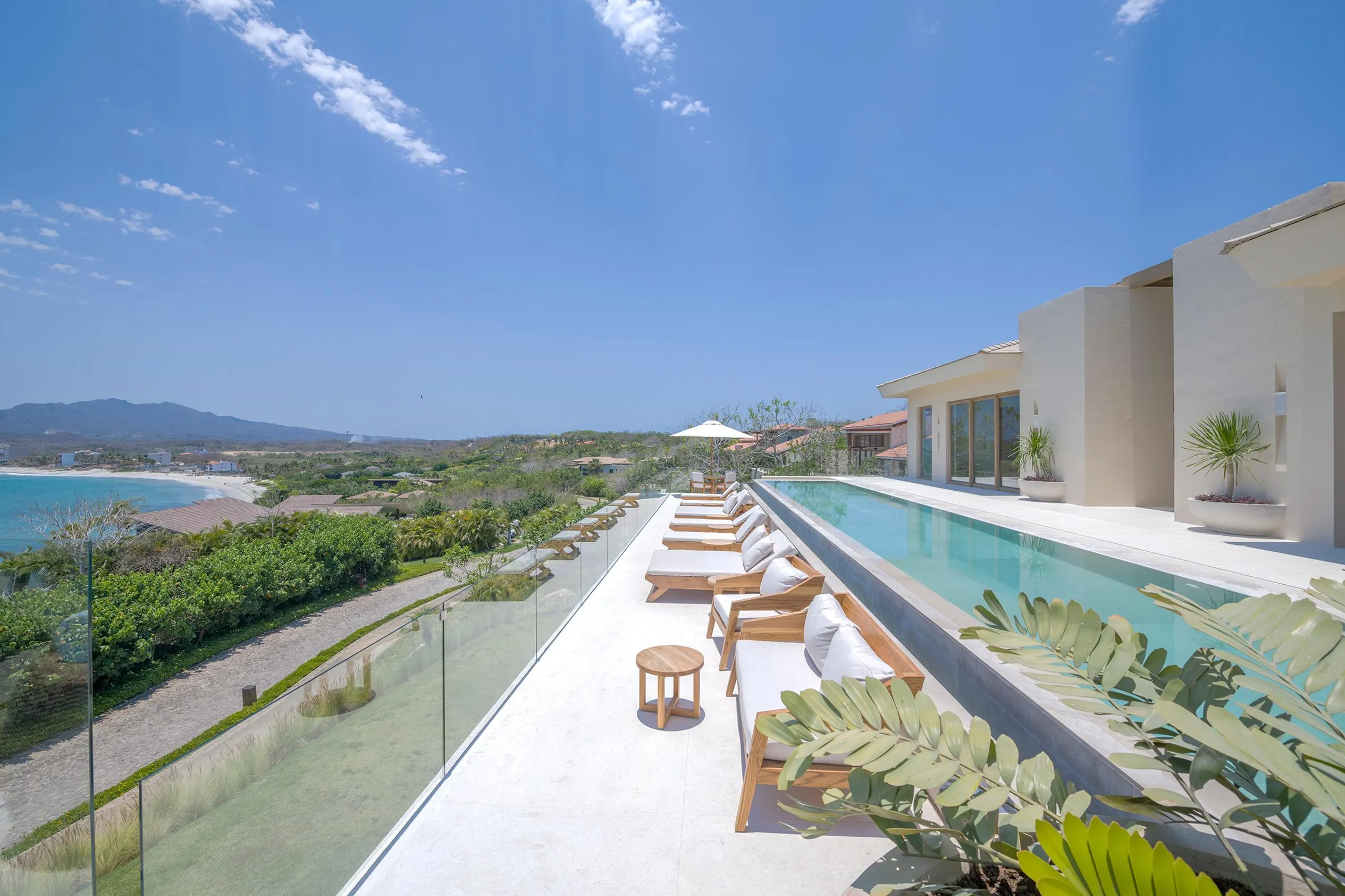 Prestigious Oceanfront Villa with Heated Pool and Jacuzzi, Kupuri