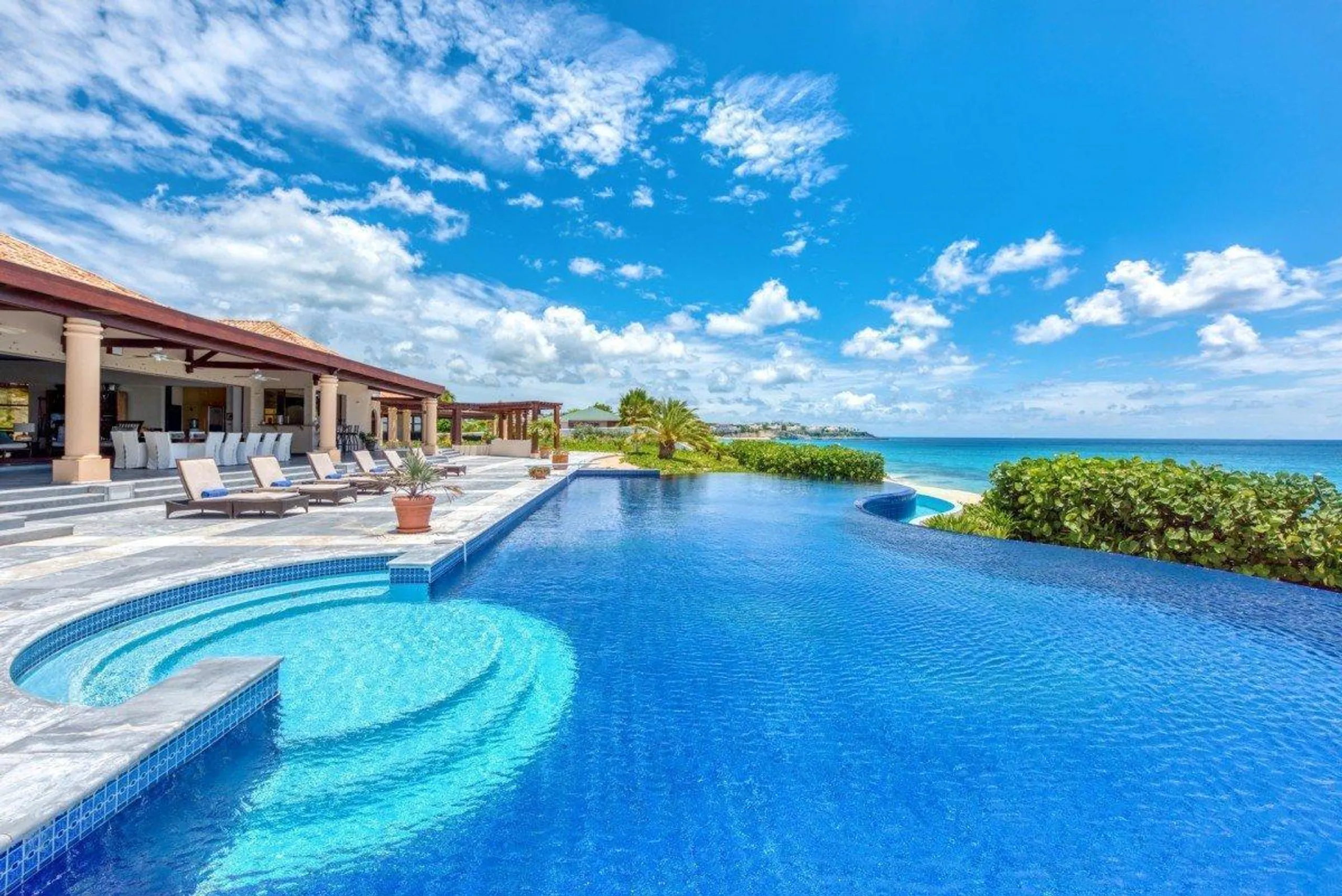 Baie Longue Beach Luxury Villa with Infinity Pool and Incredible Ocean Views, Terres Basses