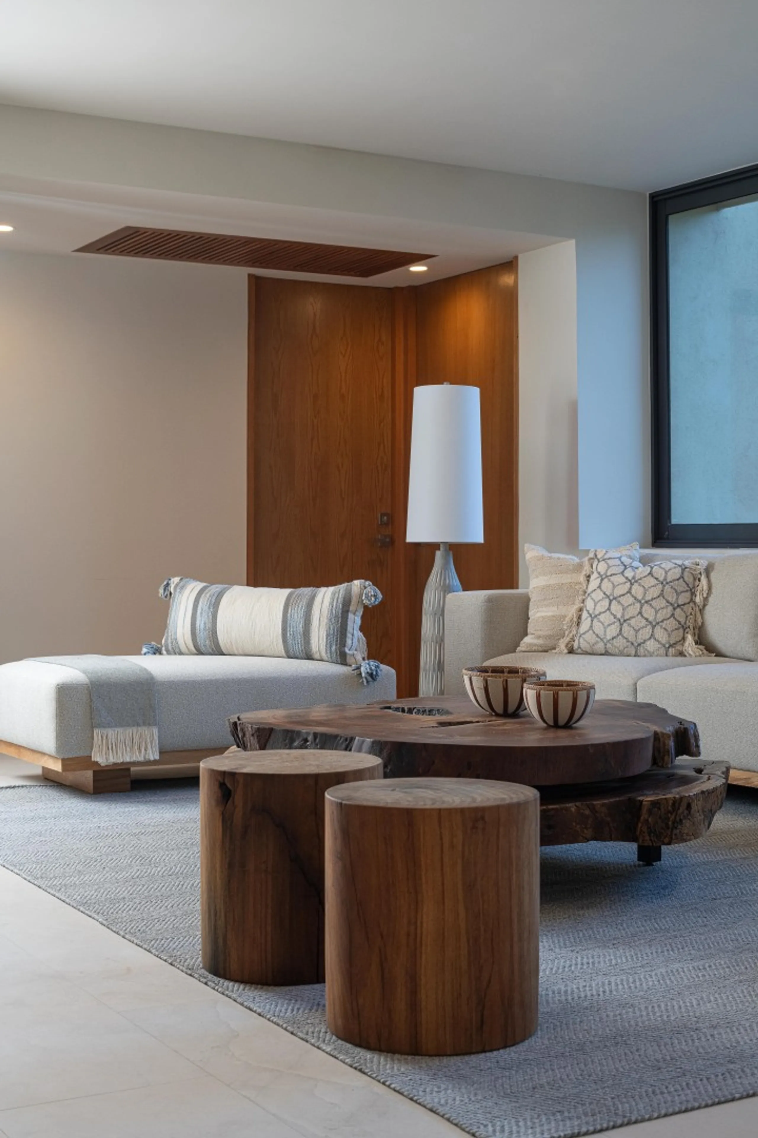 Contemporary 4-Bedroom Home with Ocean Vistas & Private Terraces — photograph 9