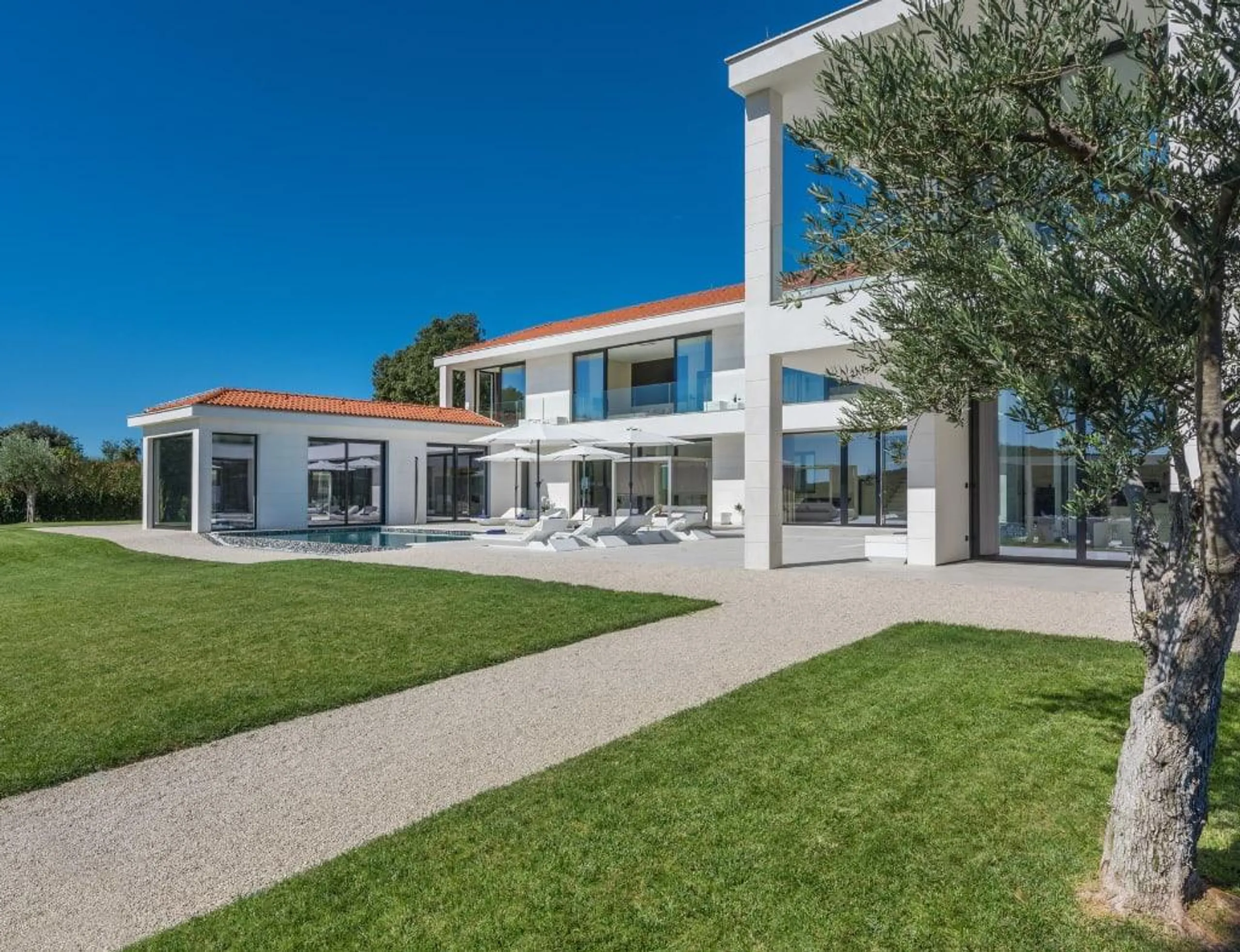 Spectacular 5-Star Villa with Private Infinity Pool, Spa, and Helicopter Access — photograph 2