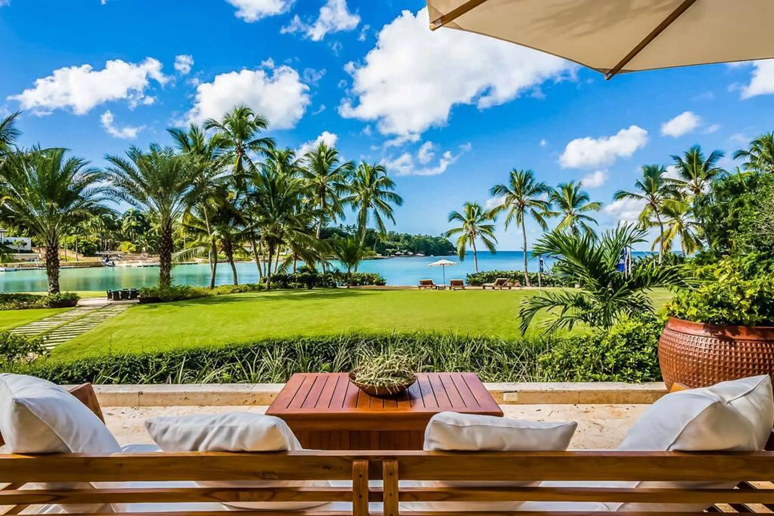 Magnificent Oceanfront Villa in La Romana with Private Pool, Outdoor Grill, and Walks to Beach — photograph 3