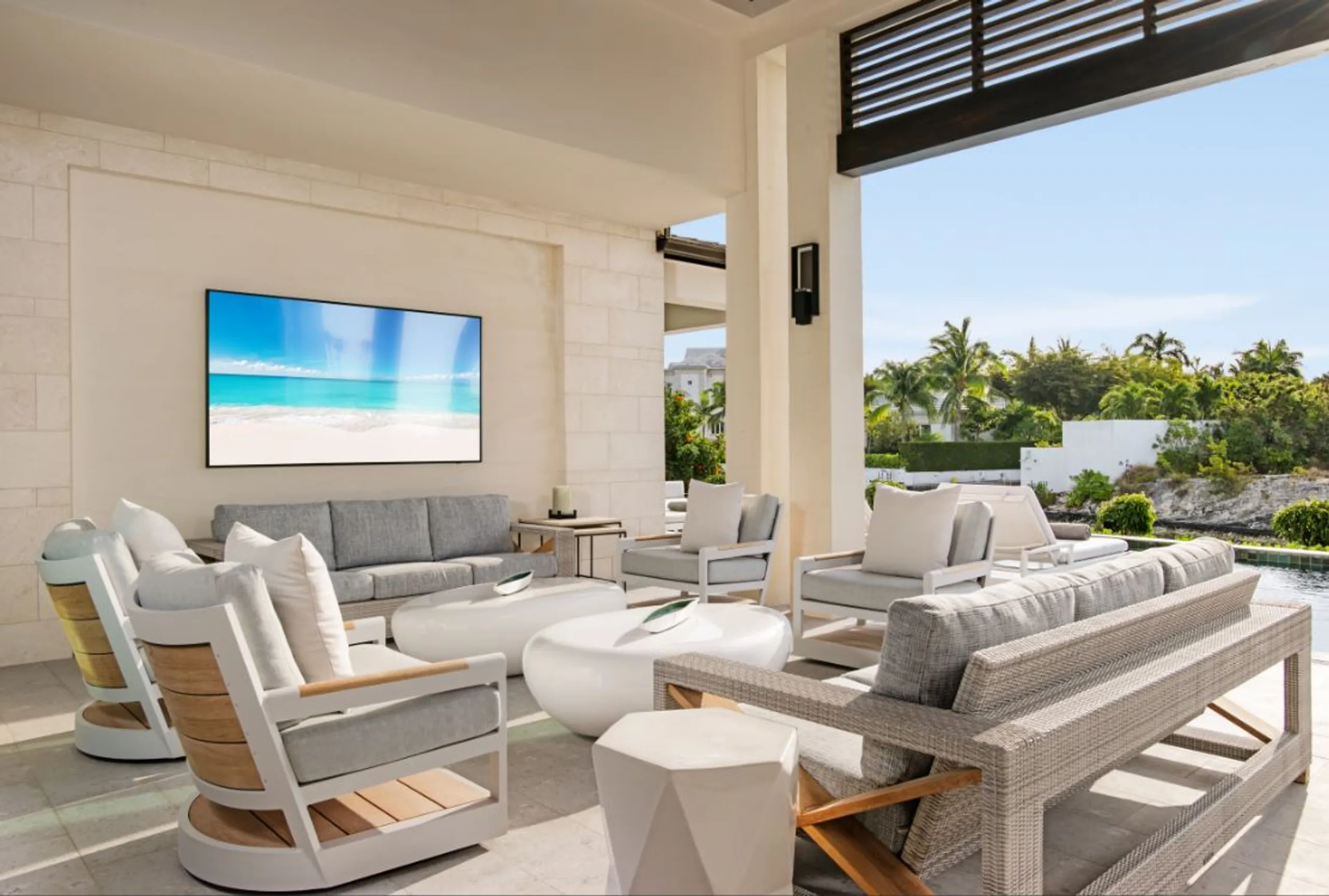 Elegant 7-Bedroom Villa with Infinity Pool, and Stunning Canal Views — photograph 6