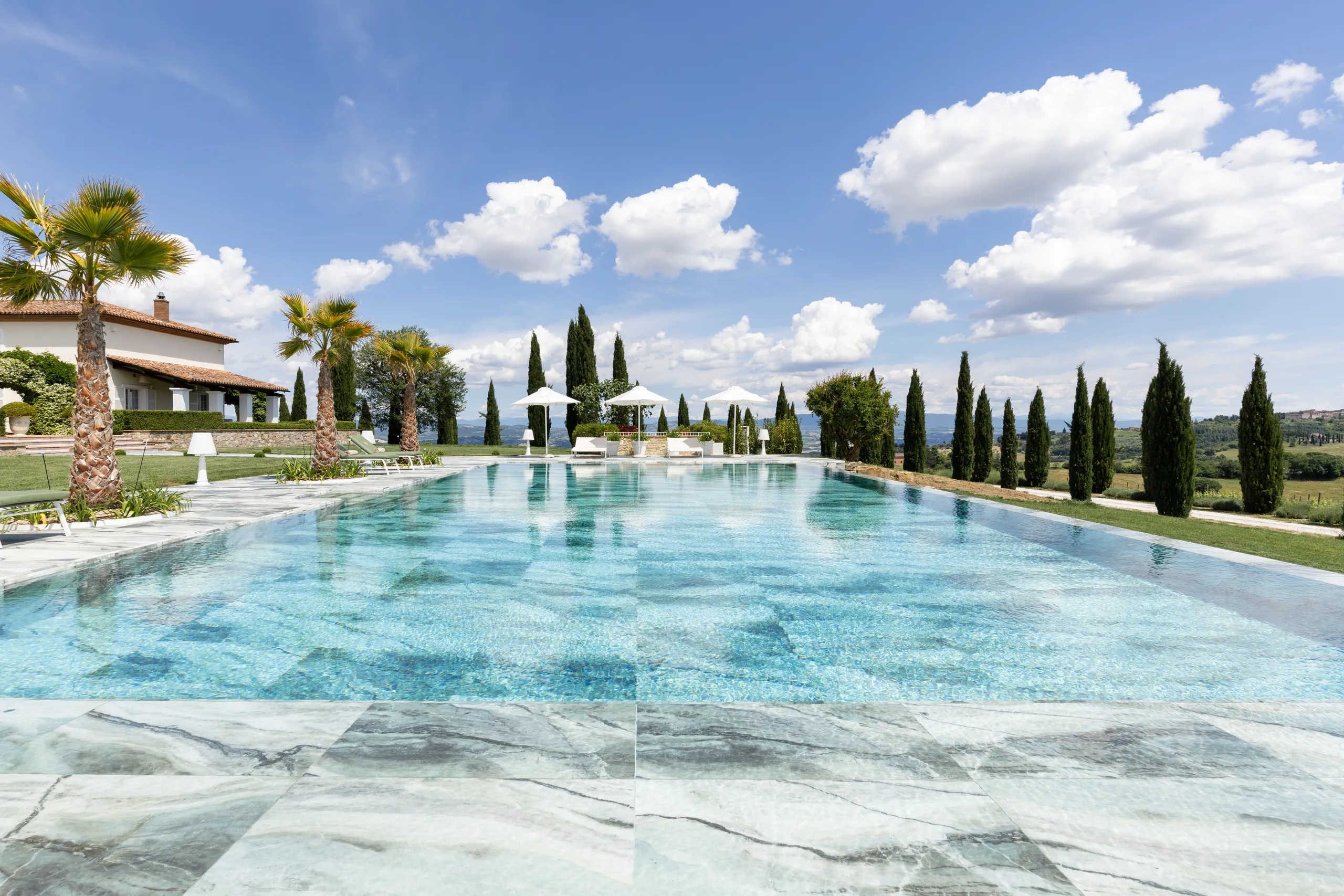 Luxurious Italian Getaway with 20-Meter Infinity Pool and 360 Views of Umbrian Hills — photograph 11