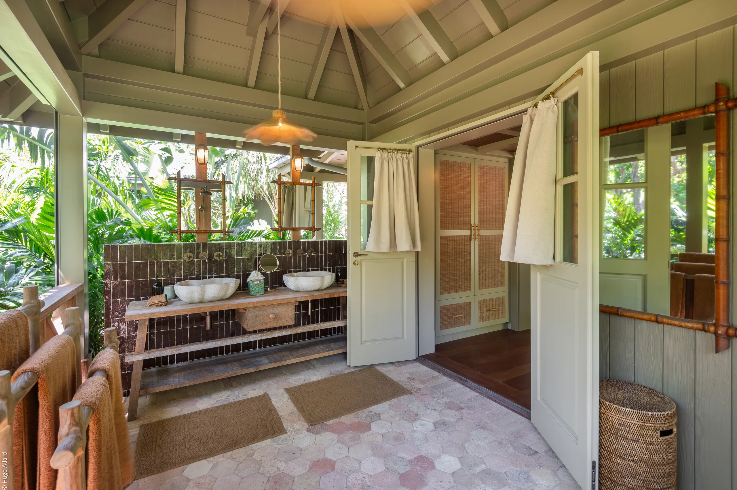 Classic-Meets-Modern Villa with Pool & Private Grounds — photograph 11