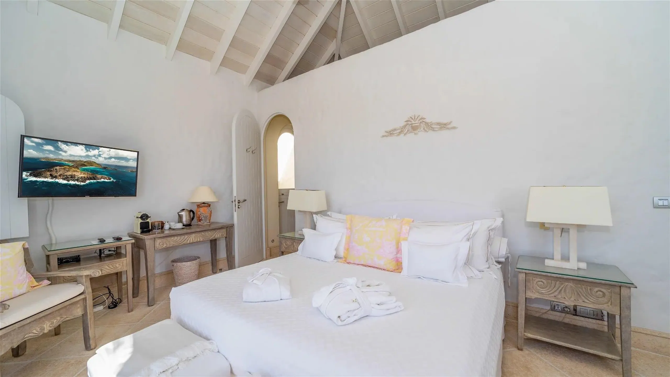 Bright Villa With View Of Sparkling Ocean — photograph 11