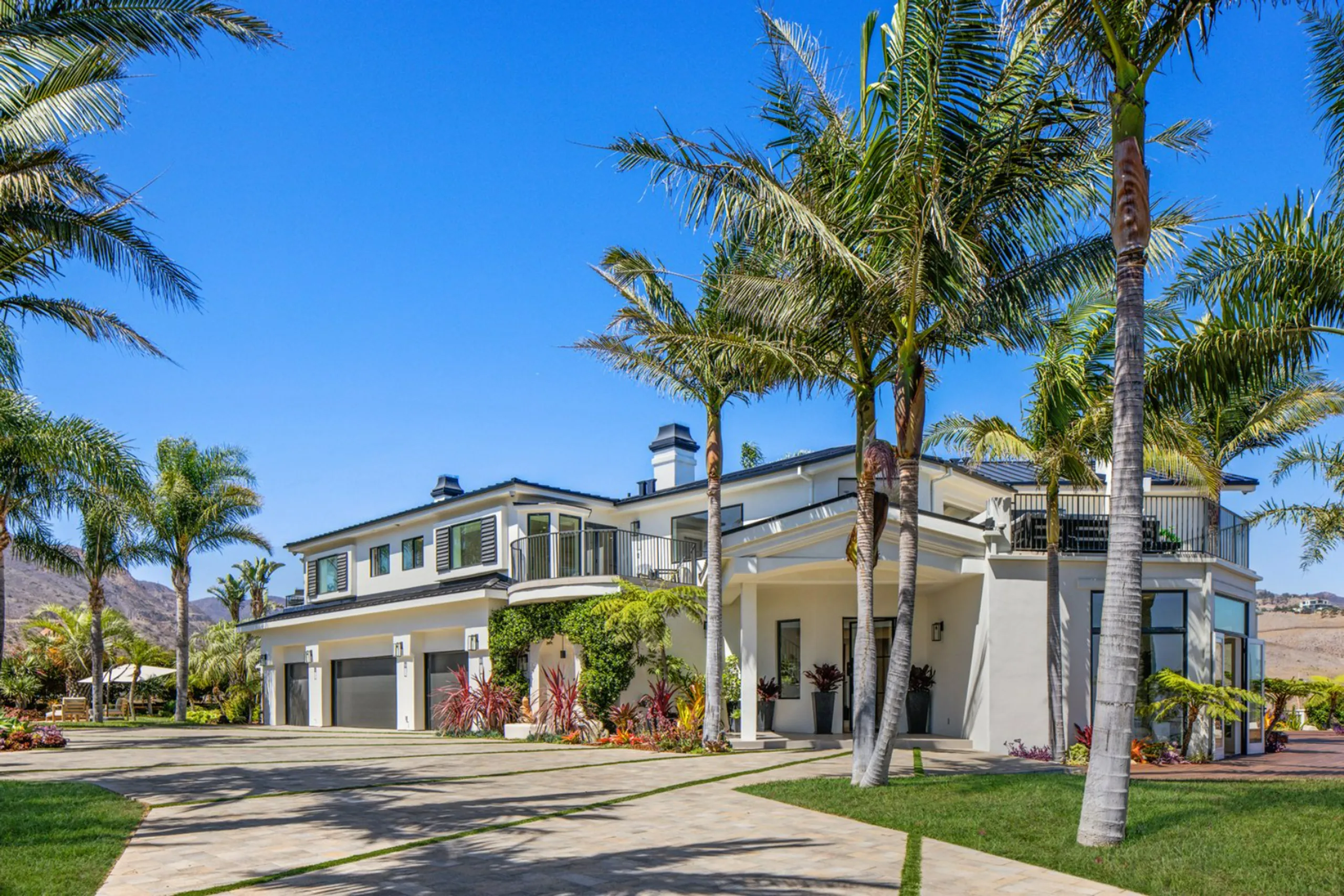 Regal Resort-Style Estate with Outstanding Amenities — photograph 3