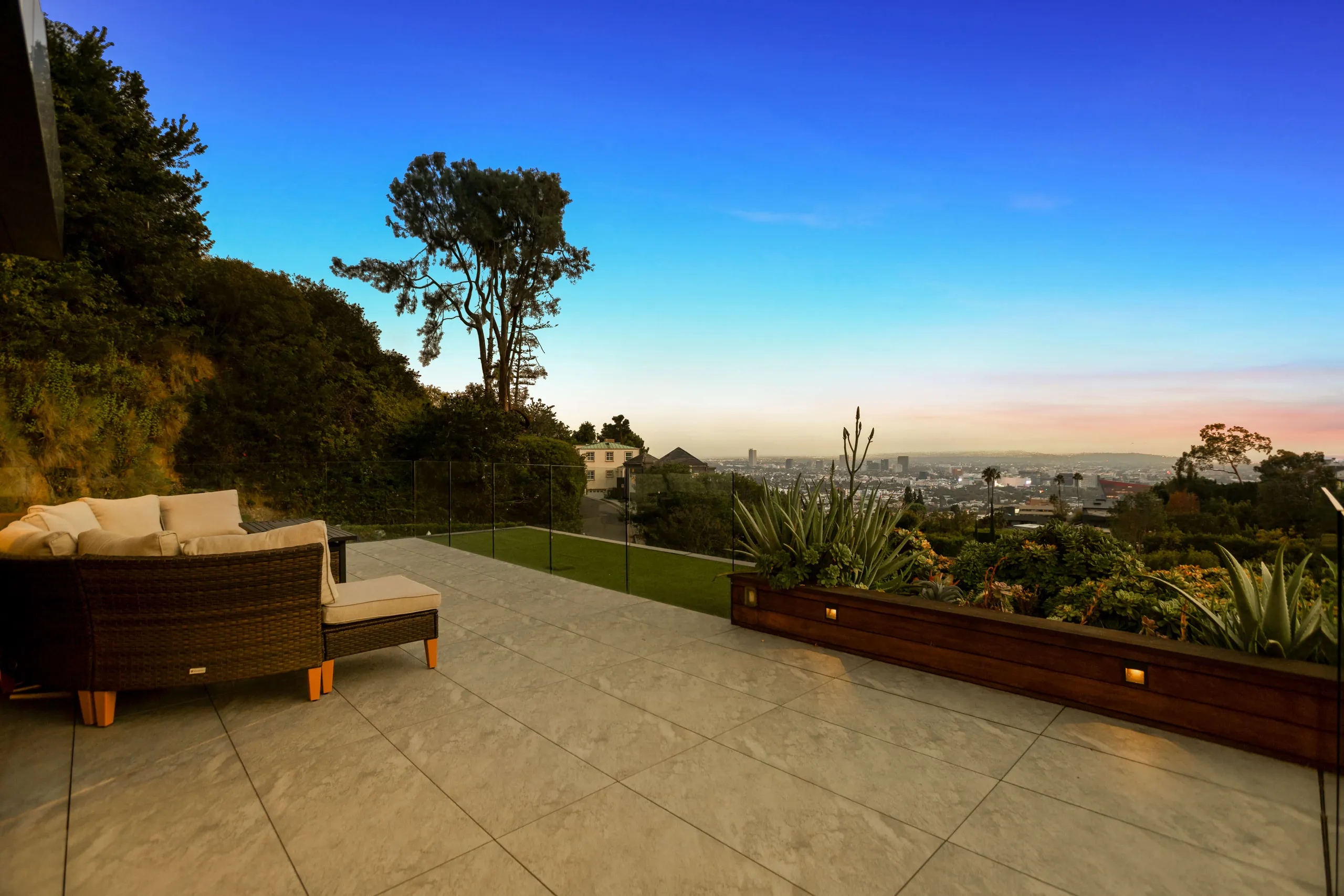 Refined Hollywood Hills Modern Villa with Artistic Details, Guest Suite & Sweeping Views — photograph 9