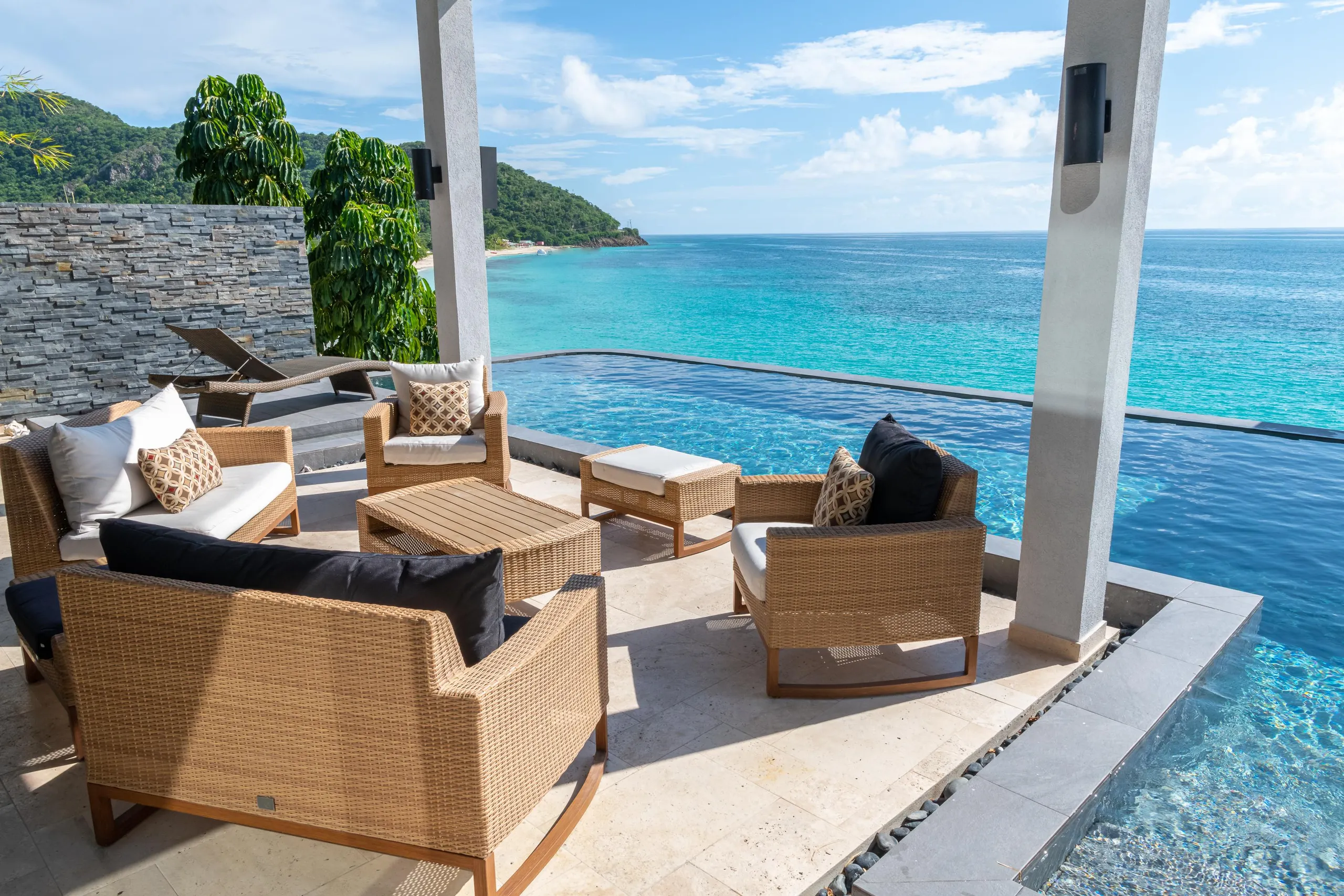 Indulgent Four-Bedroom Villa with Wrap-Around Infinity Pool, Private Gardens and Ocean Views — photograph 2
