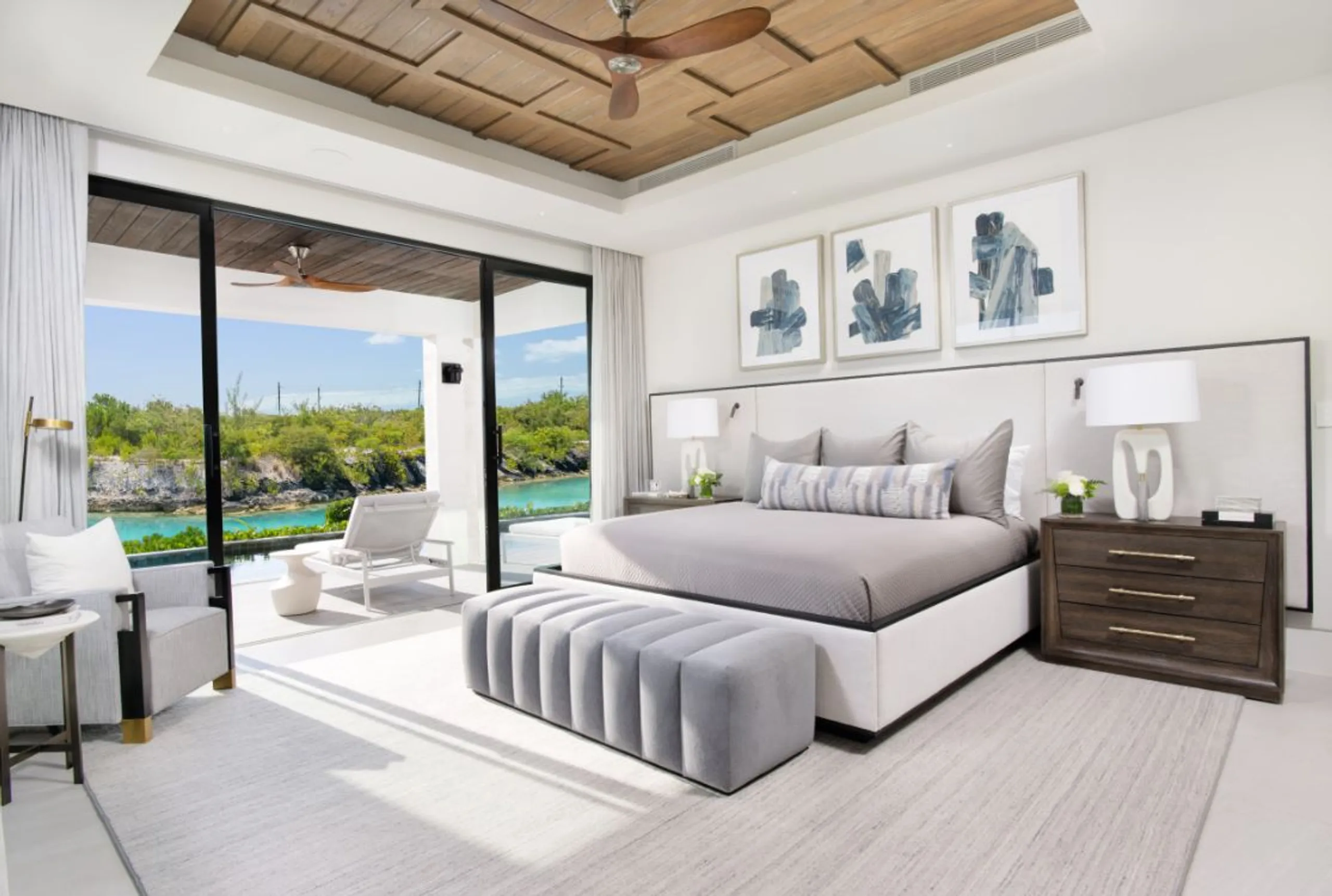 Elegant 7-Bedroom Villa with Infinity Pool, and Stunning Canal Views — photograph 12