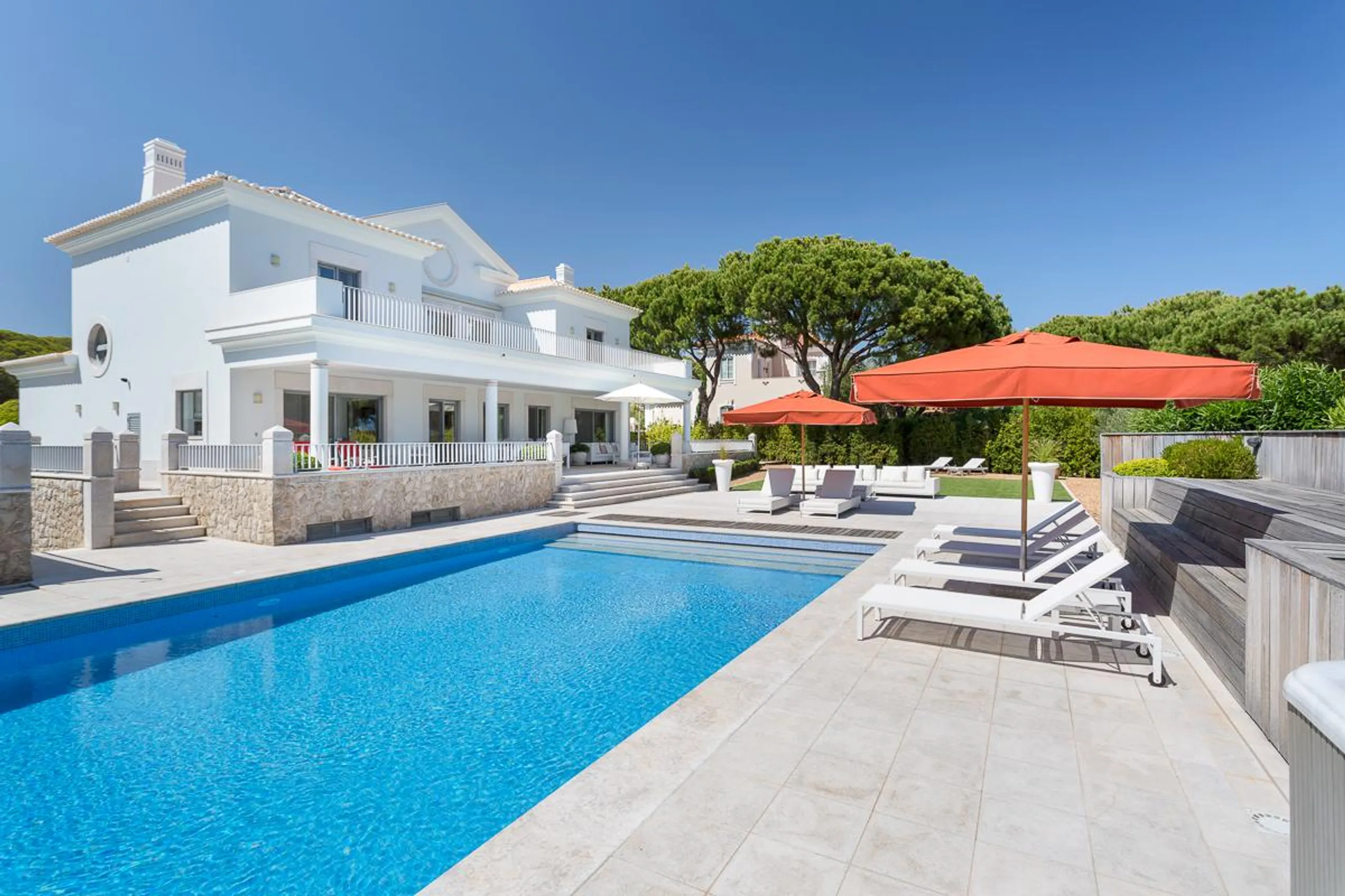 First-class Villa in Quinta do Lago with Private Pool, Jacuzzi and Beaches Nearby, Almansil