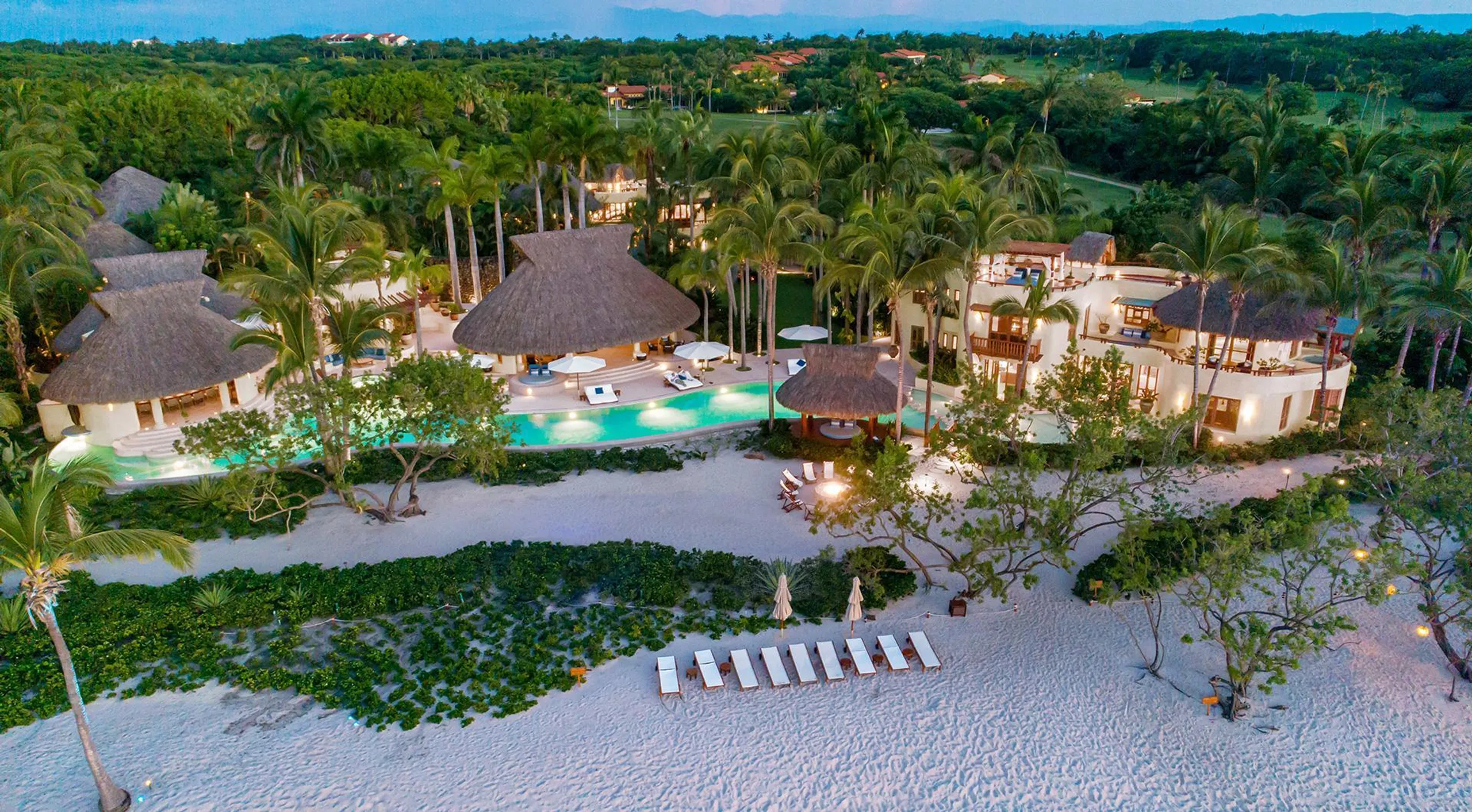 El Banco Beach Front Estate with Grand Infinity Pool and Panoramic Ocean Views, El Banco