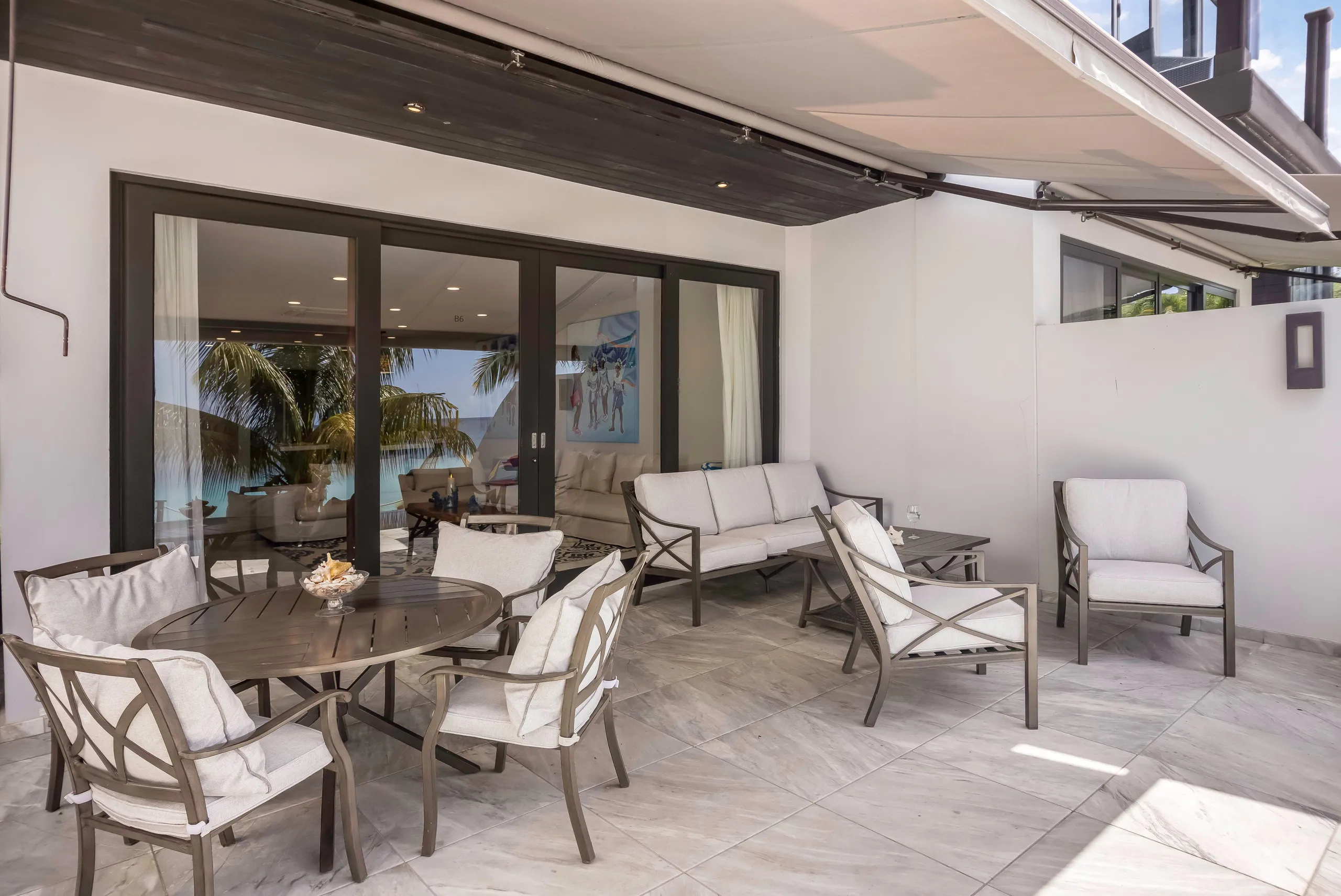 Refreshing Beachfront Villa with Infinity Pool and Private Beach Access — photograph 6
