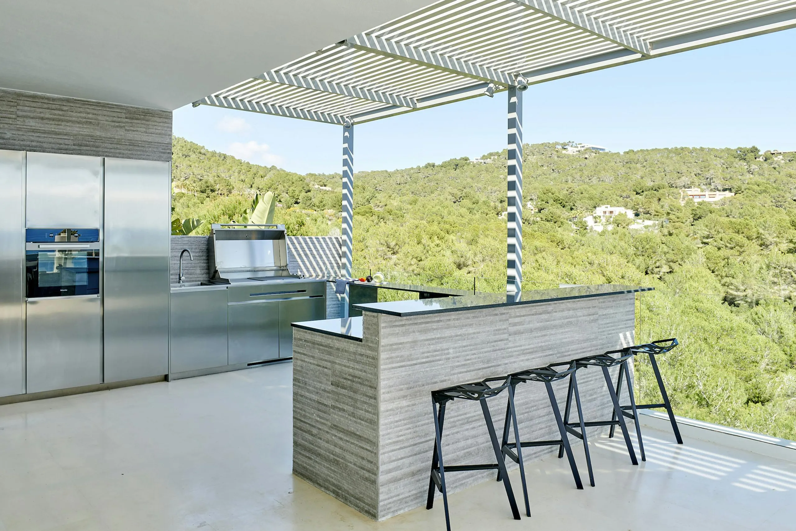 Classic Contemporary Luxury Villa in Ibiza with Private Pool, Fitness Room, and Ball Court — photograph 11