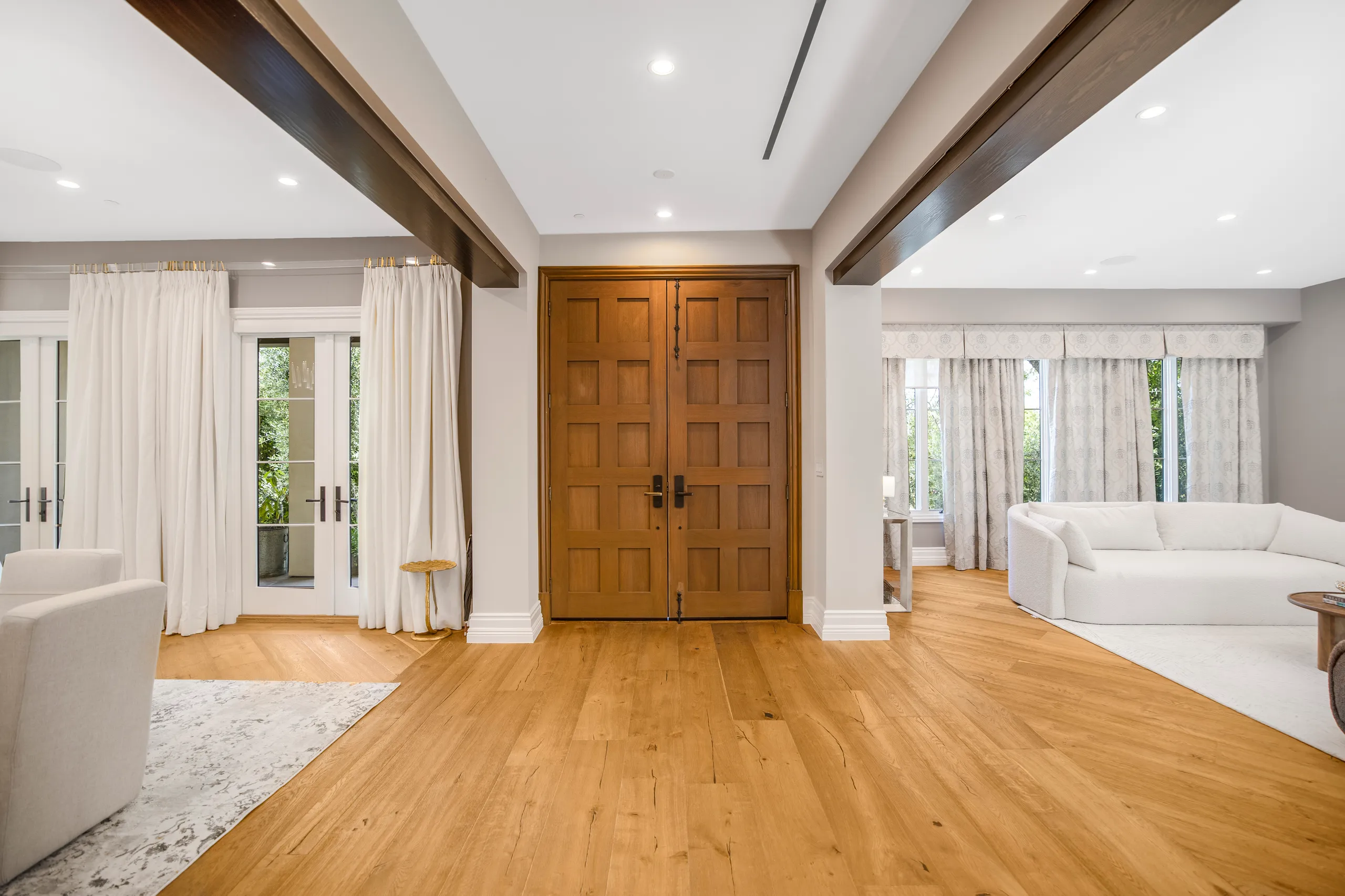 Beautiful Beverly Hills Mansion with Private Pool — photograph 9
