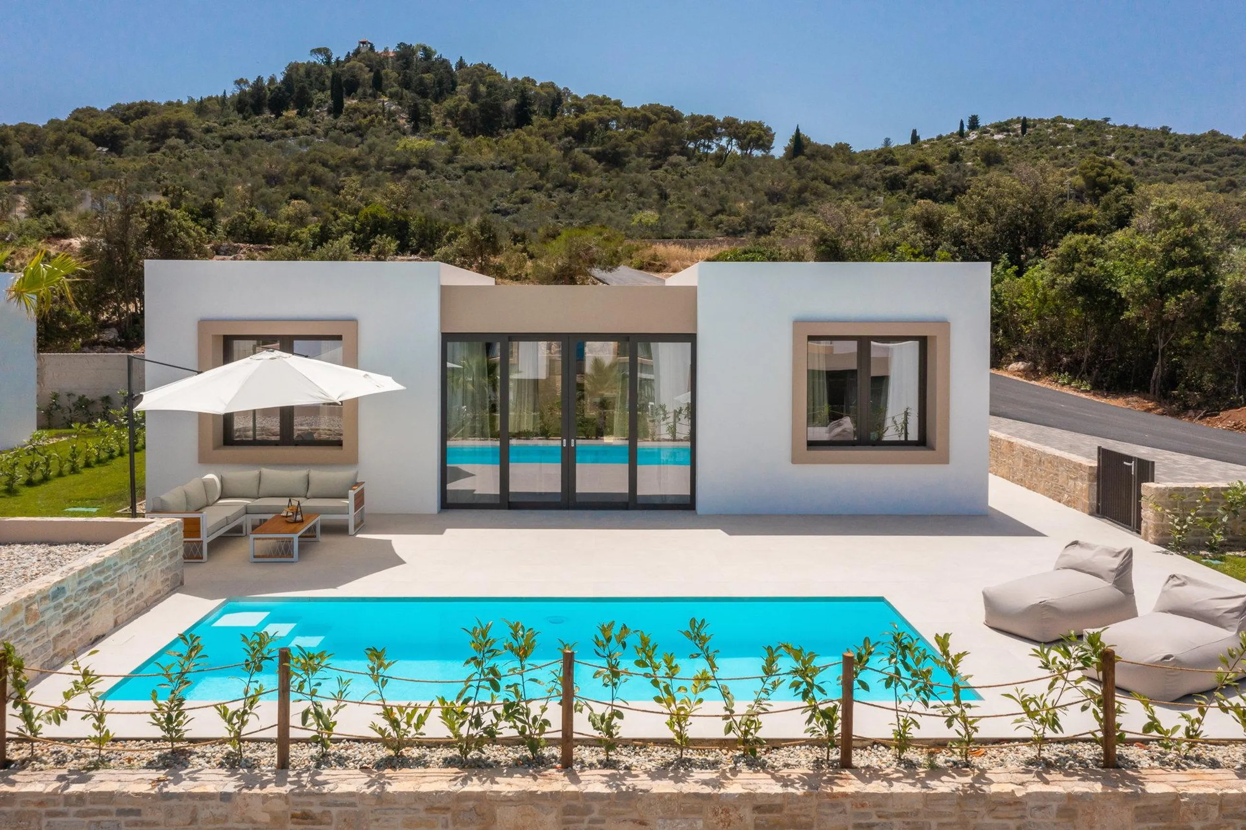 Phenomenal Beachfront Villa in Pasman with Private Pool — photograph 9