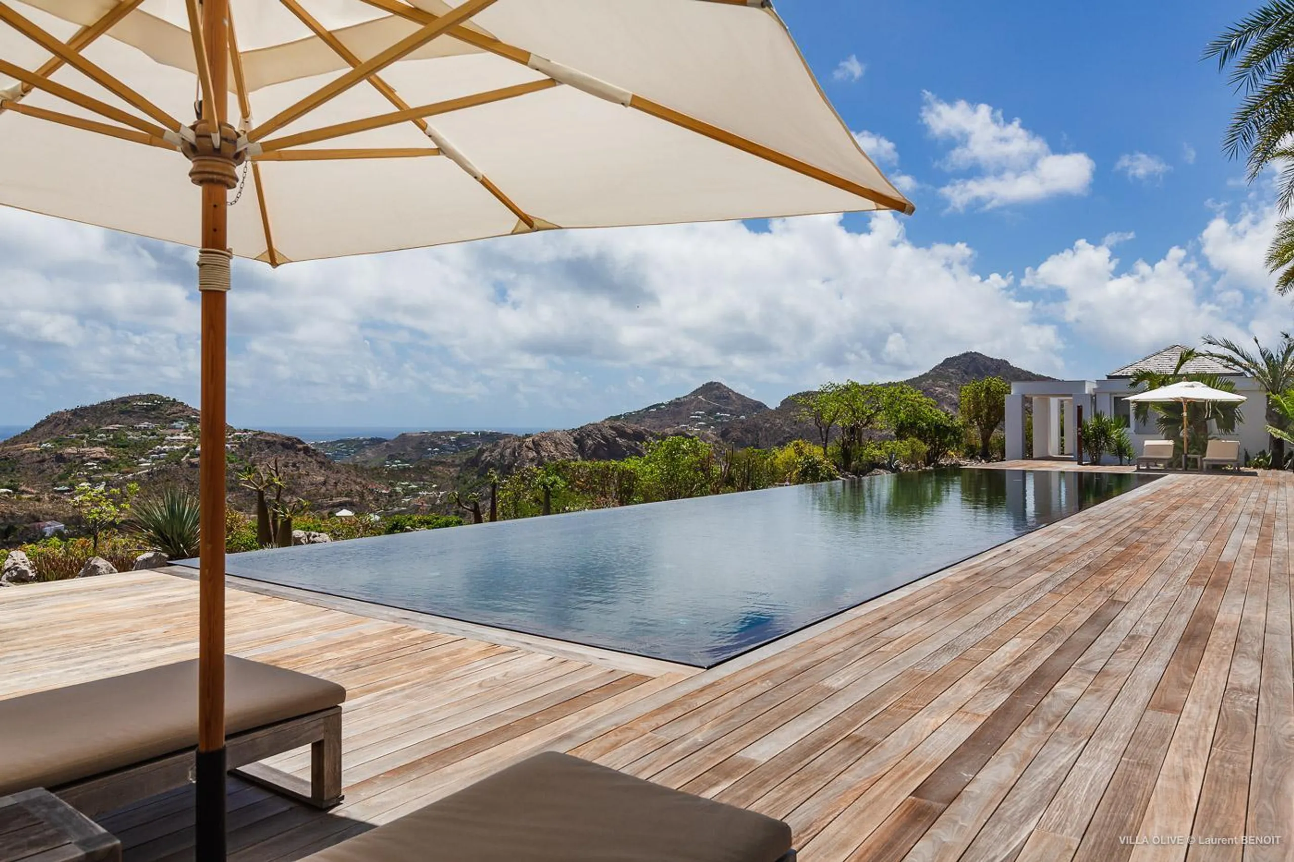 Lavish Gouverneur Oceanview Villa with Infinity Pool and Patio Dining — photograph 2