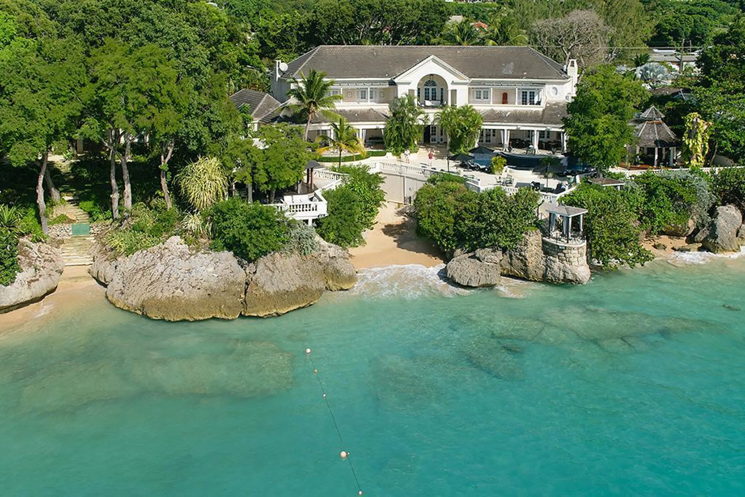Classic Beach Front Estate with Private Pool and Panoramic Ocean Views — photograph 5