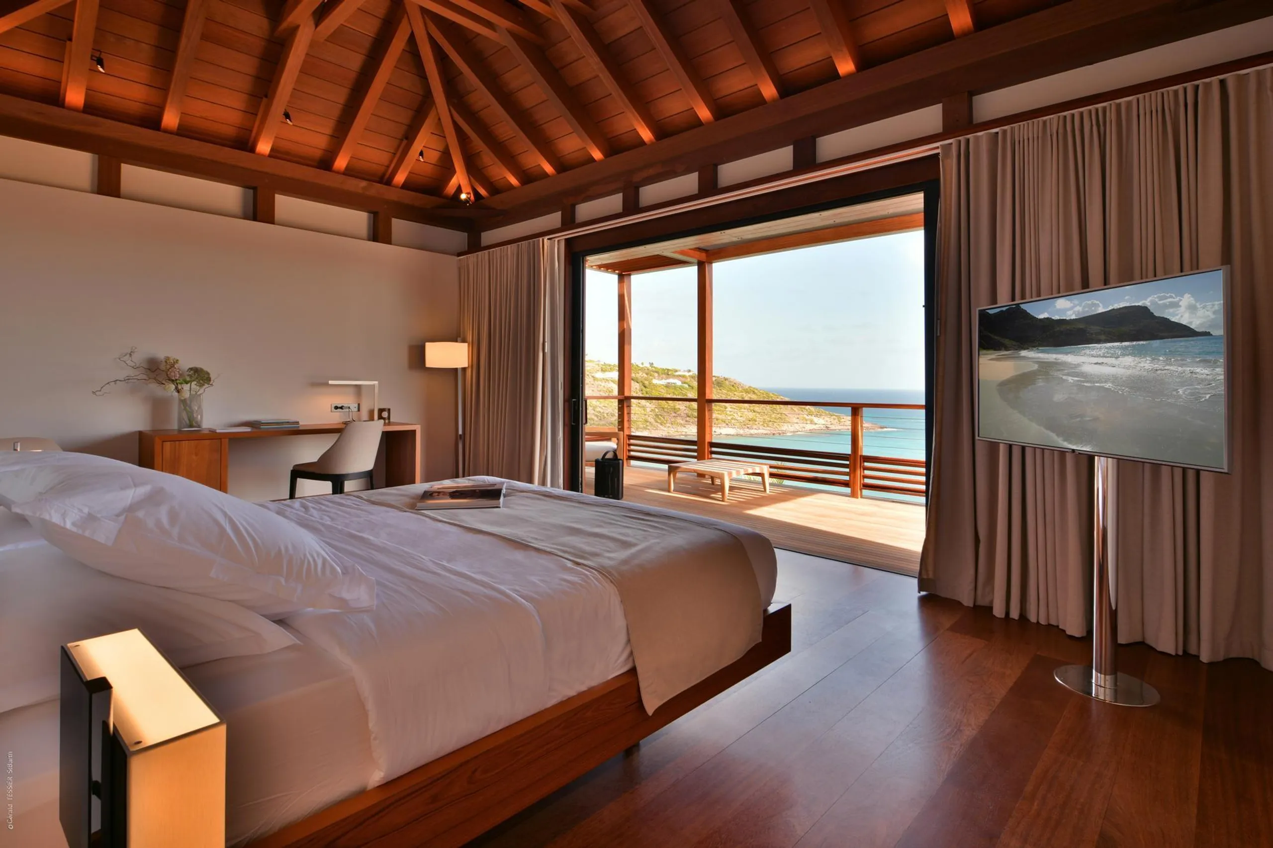 Expansive Eco- Estate with Private Pool and Movie Theater — photograph 12