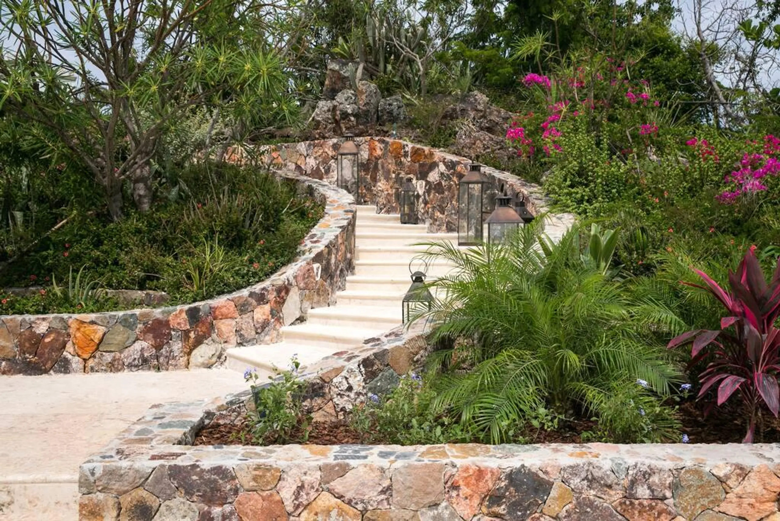 Magnificent Cruz Bay Estate with Invigorating Pool and Sun Deck — photograph 8