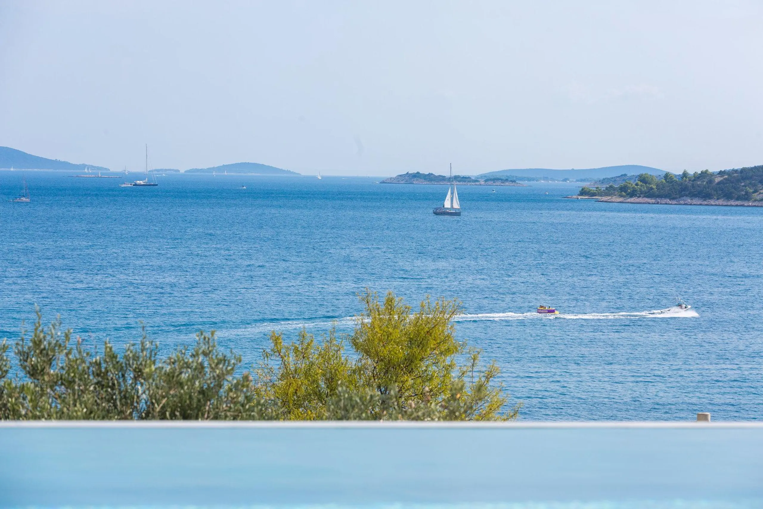 Gleaming White Villa with Private Pool and Sea Views — photograph 4