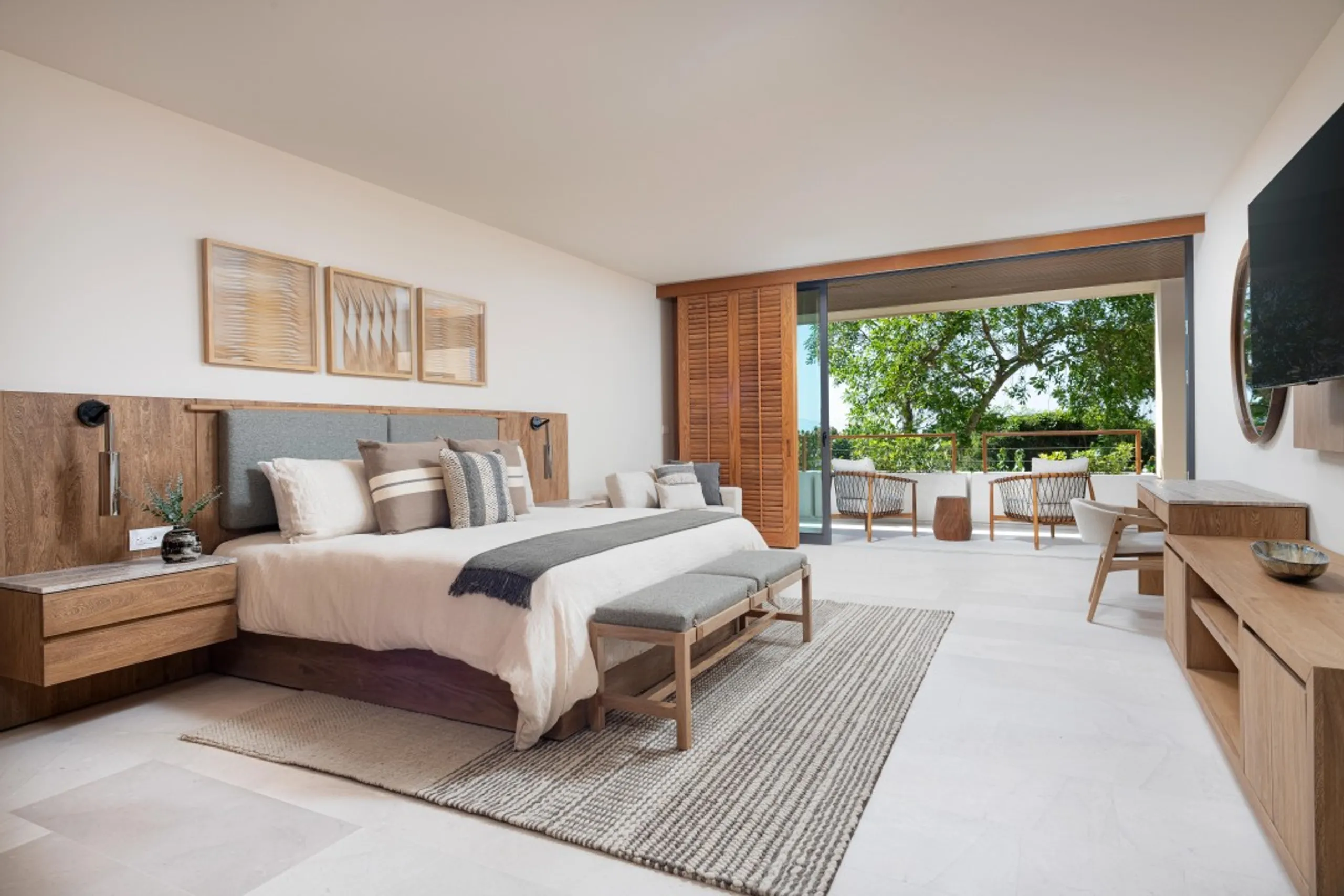Contemporary 4-Bedroom Home with Ocean Vistas & Private Terraces — photograph 11