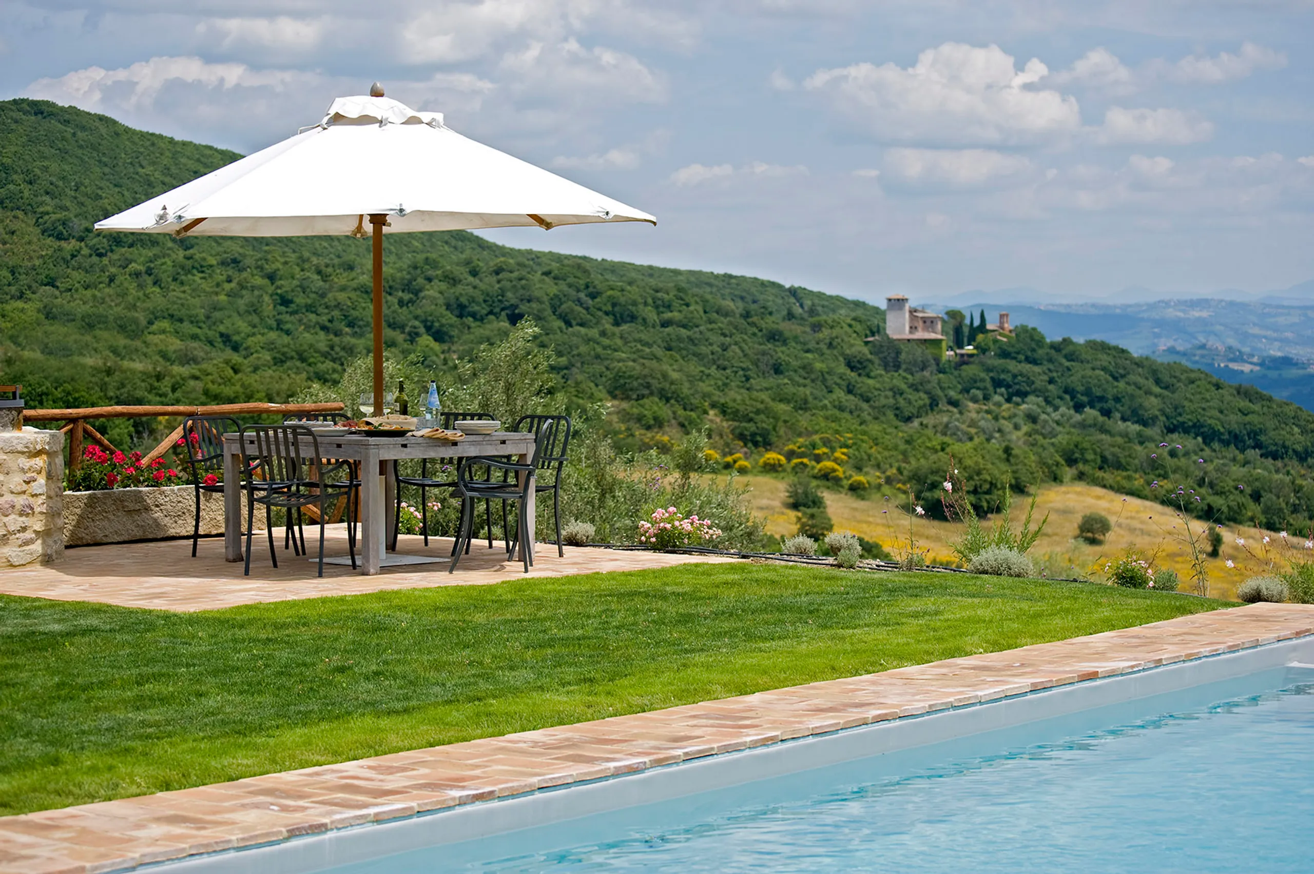 Gleaming Hilltop Haven with Infinity Pool & Panoramic Views — photograph 7
