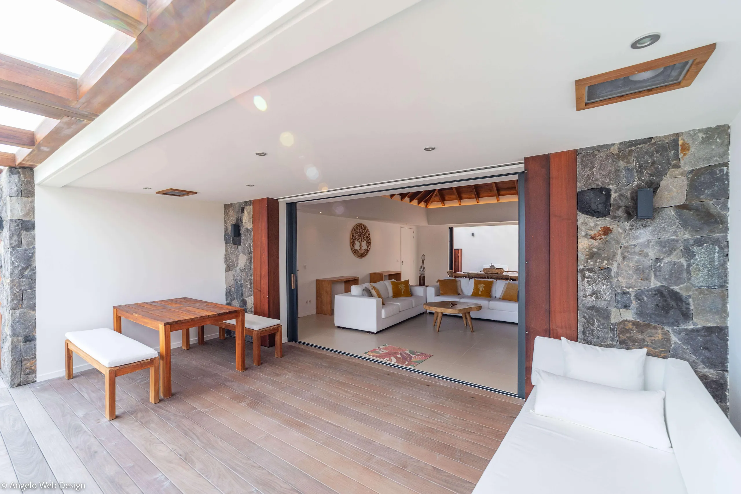 Exquisite Oceanside Villa with Private Pool and Walks to Beach — photograph 7