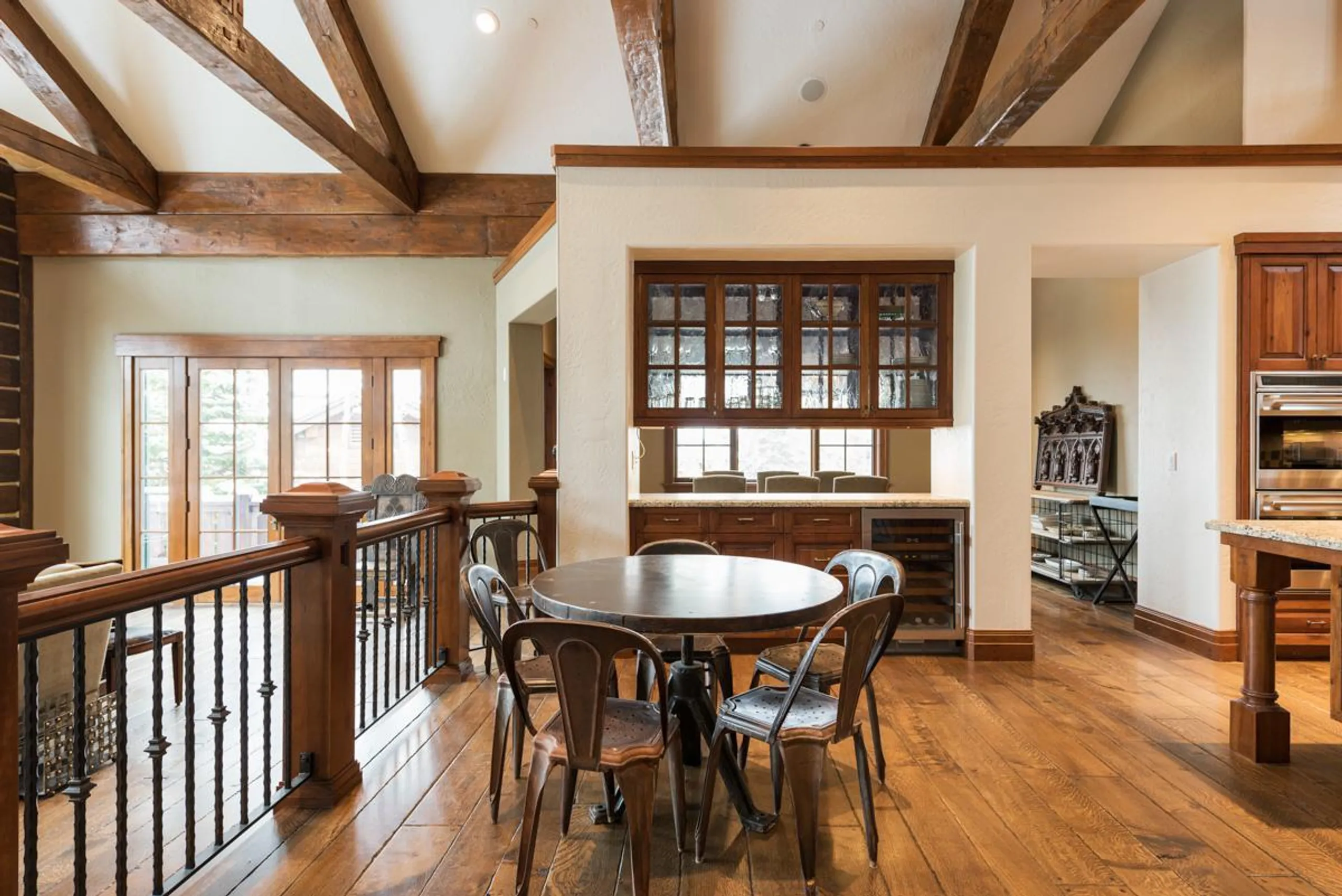 Exquisite Mountain Chalet with Entertainment Room and Stunning Views — photograph 11