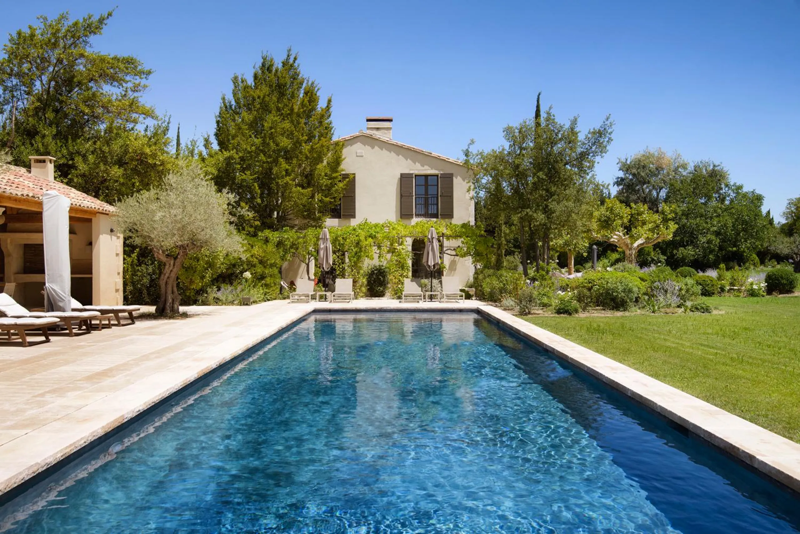 Serene Splendor Retreat with Poolside and Mountain Views, Saint Remy De Provence
