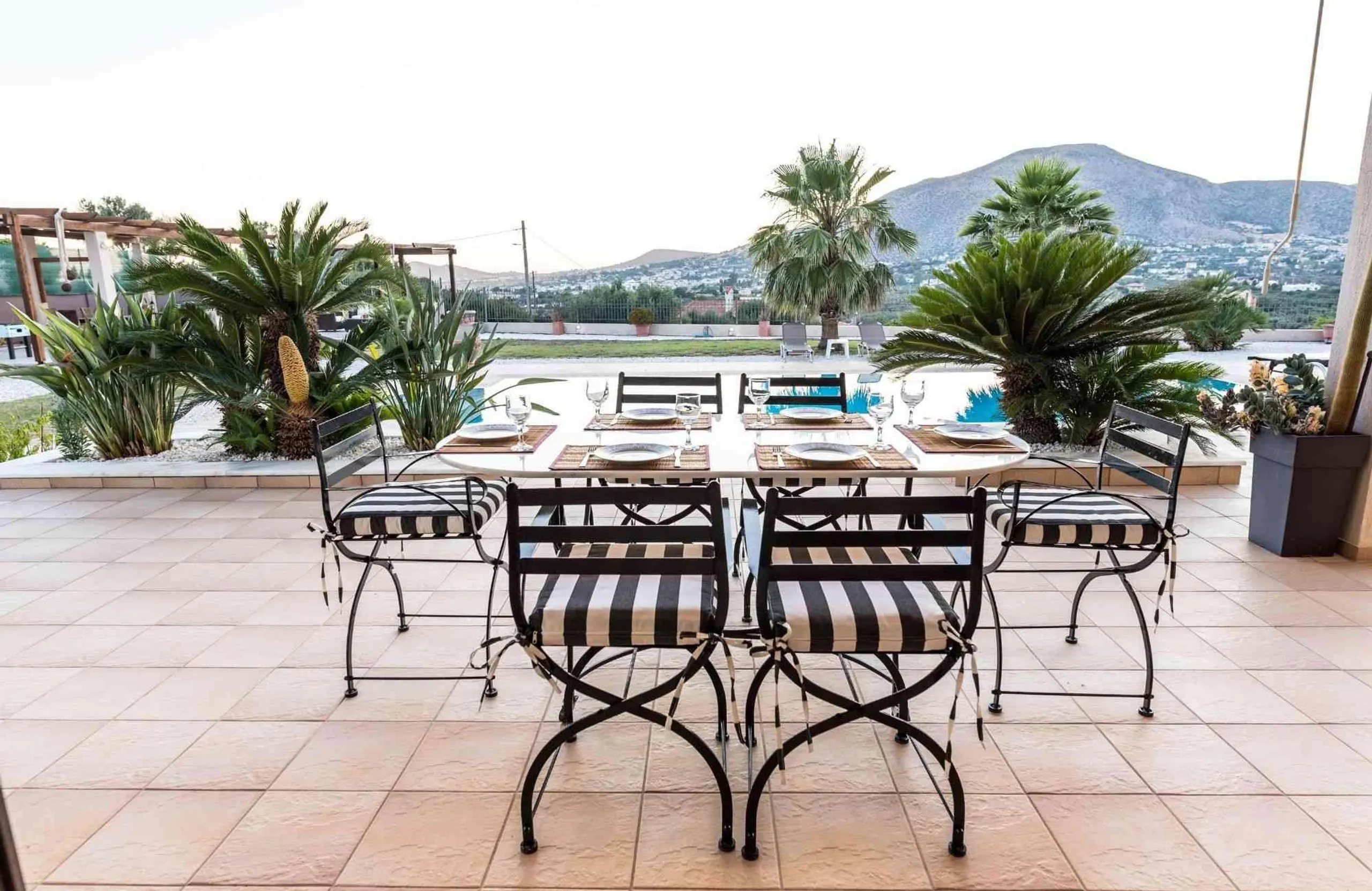 Elegant Light-filled Residence with Private Pool and Mountain Views — photograph 5