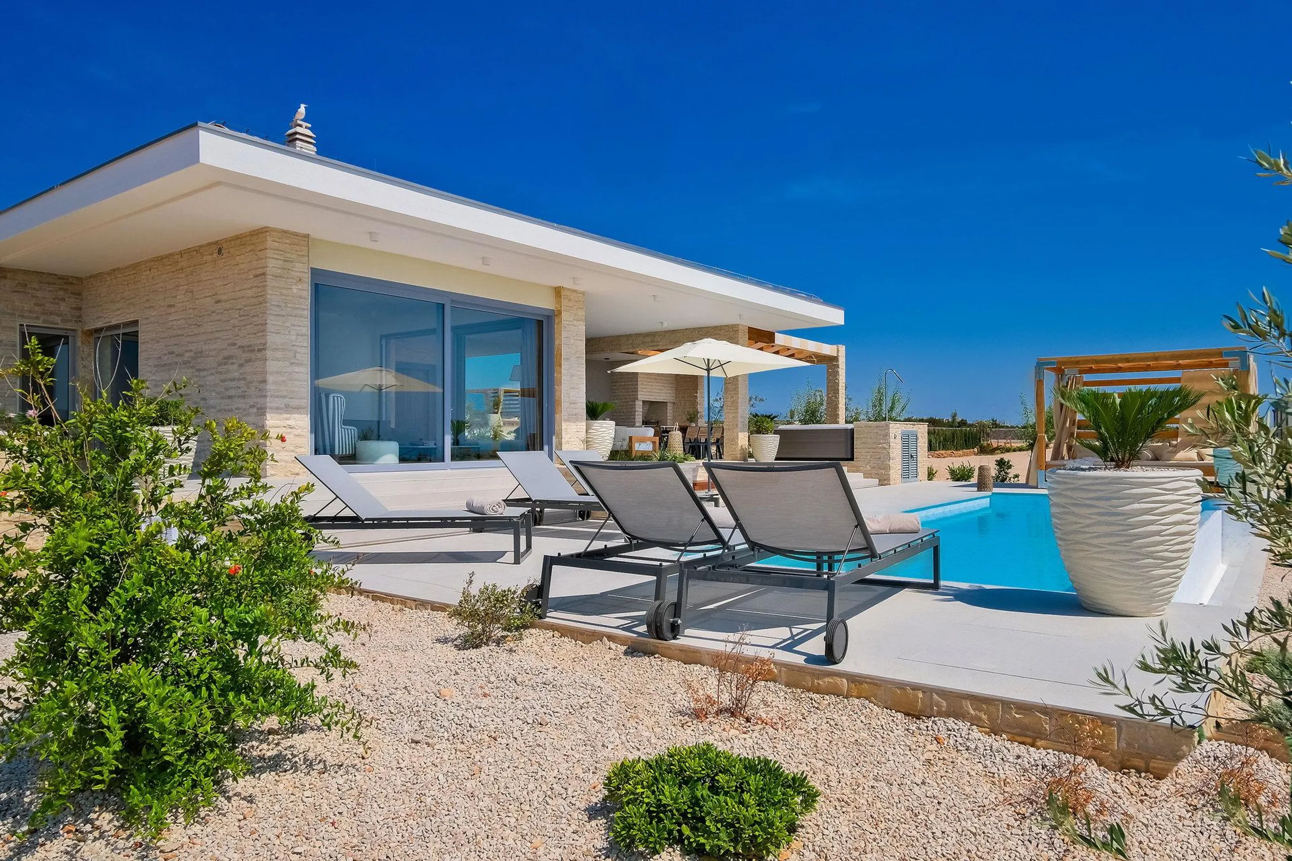 Lavish Villa Haven in Novalja with Infinity Pool and Spectacular Views — photograph 4