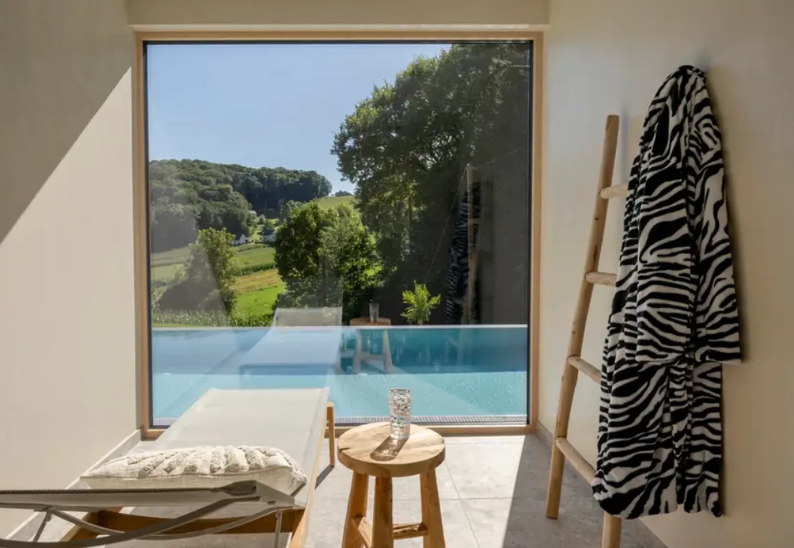 Radiant Modern Villa with Infinity Pool, Jacuzzi and Garden — photograph 7