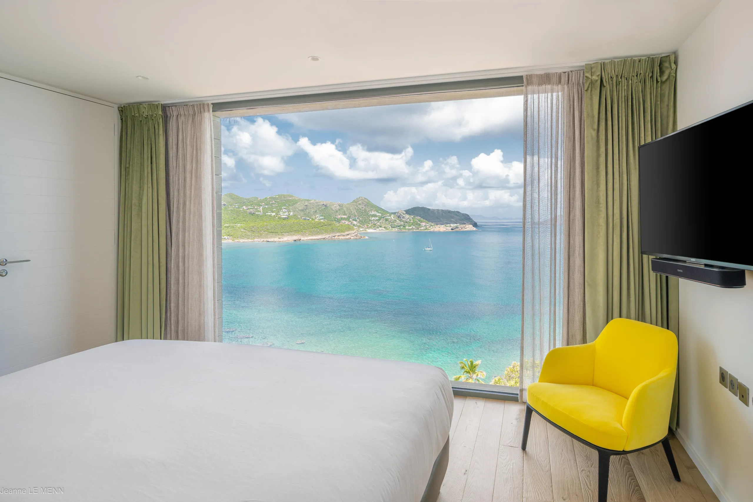 Rejuvenating Paradise Estate with Infinity Pool and Sweeping Ocean Views — photograph 7